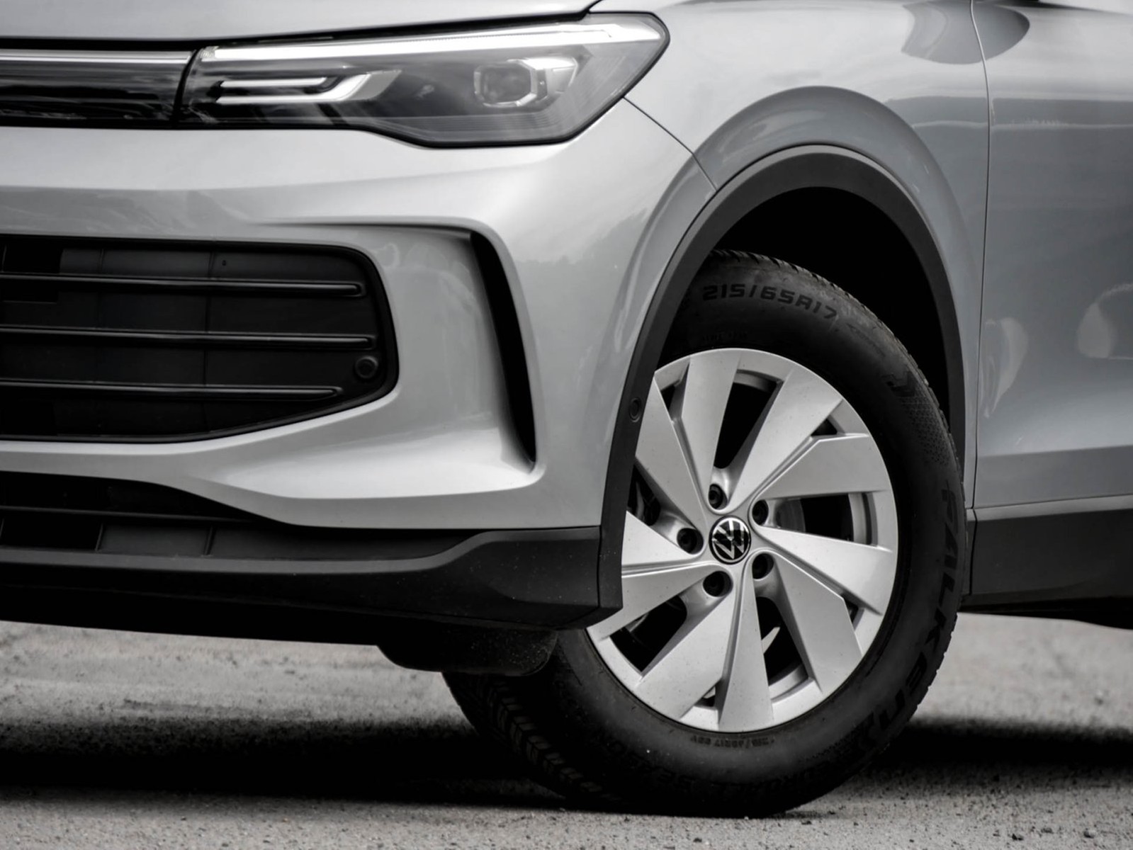 Volkswagen Tiguan 1.5 eTSI NEUES MODELL AHK CAM NAVI SITZHZ