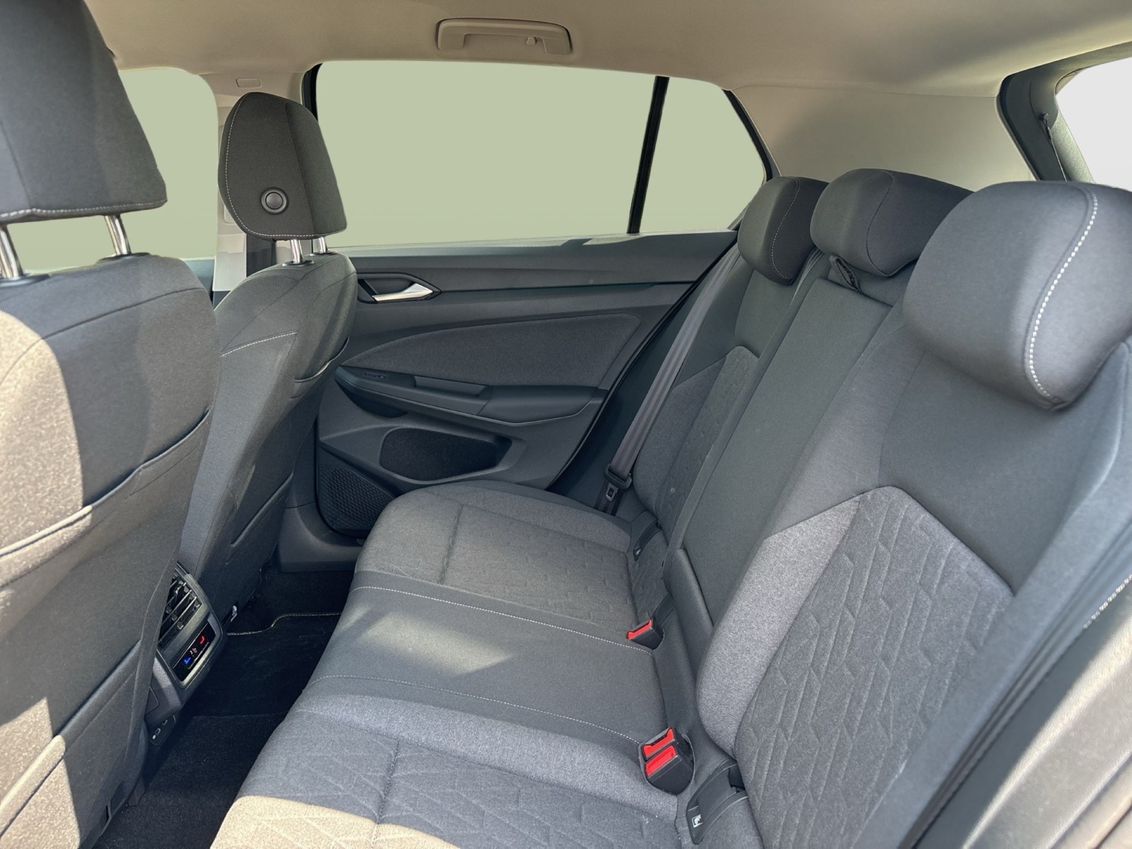 Volkswagen Golf VIII 1.5 eTSI LIFE ACC CARPLAY ALU SITZHEIZ