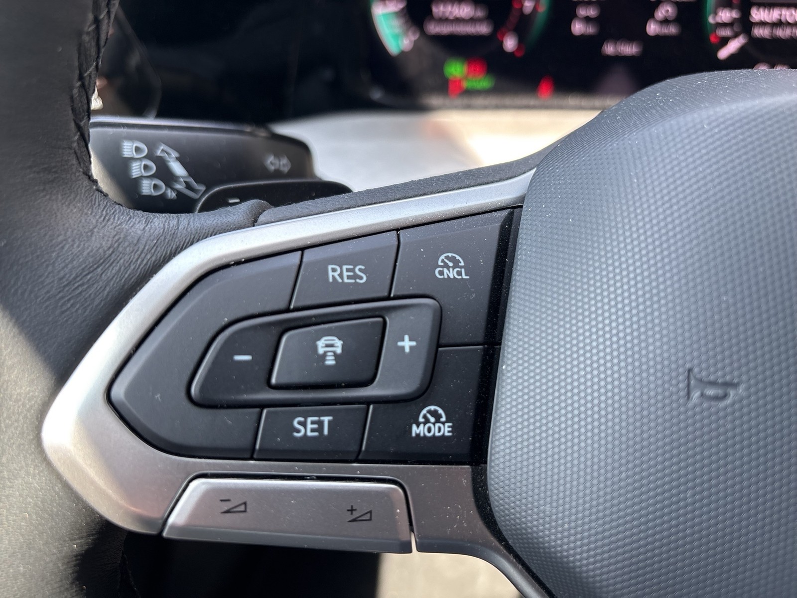 Volkswagen Golf VIII 1.5 eTSI LIFE ACC CARPLAY ALU SITZHEIZ