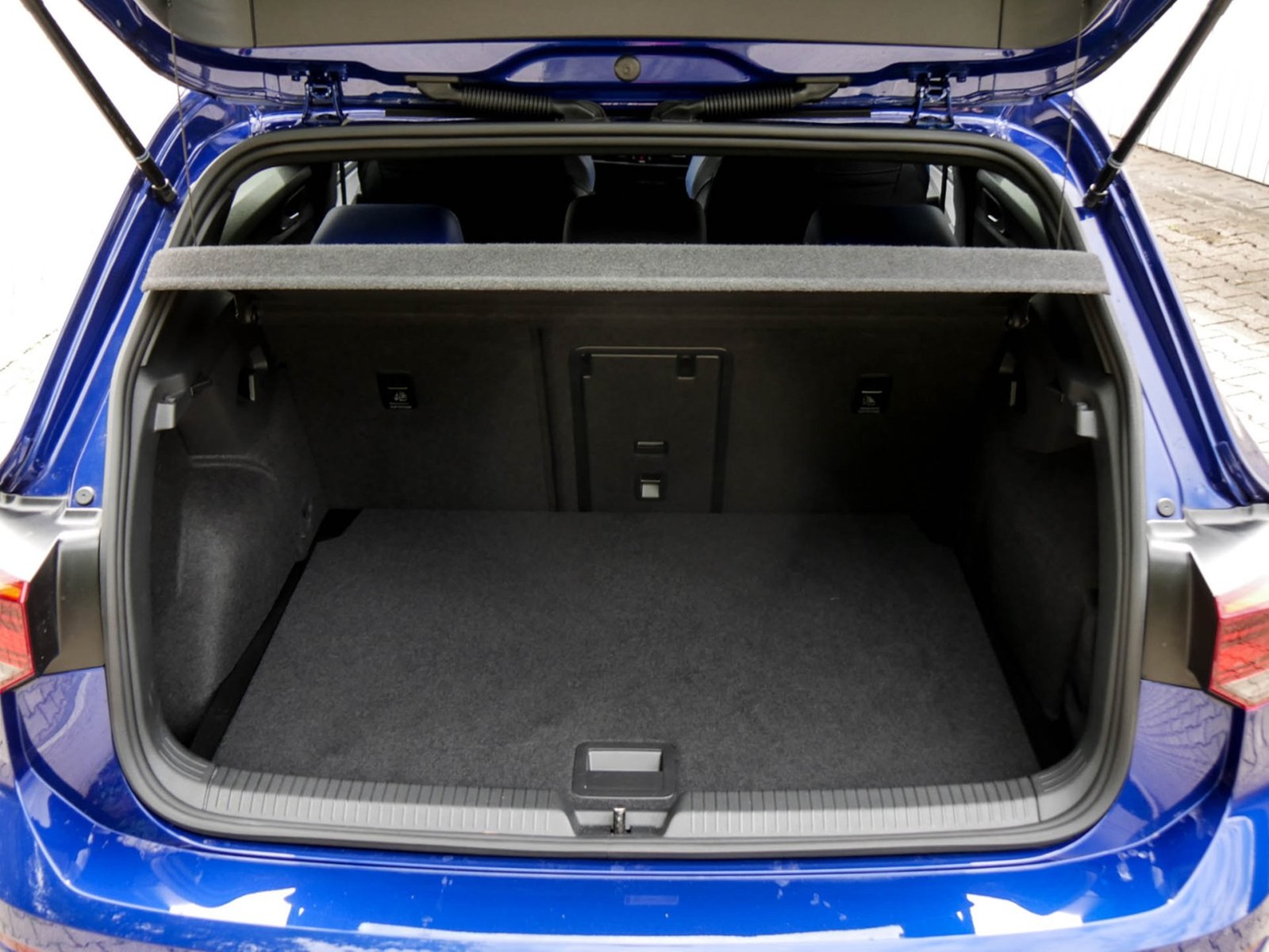 Volkswagen Golf VIII 2.0 R PERFORMANCE 4X4 CAM ACC LM19 NAVI