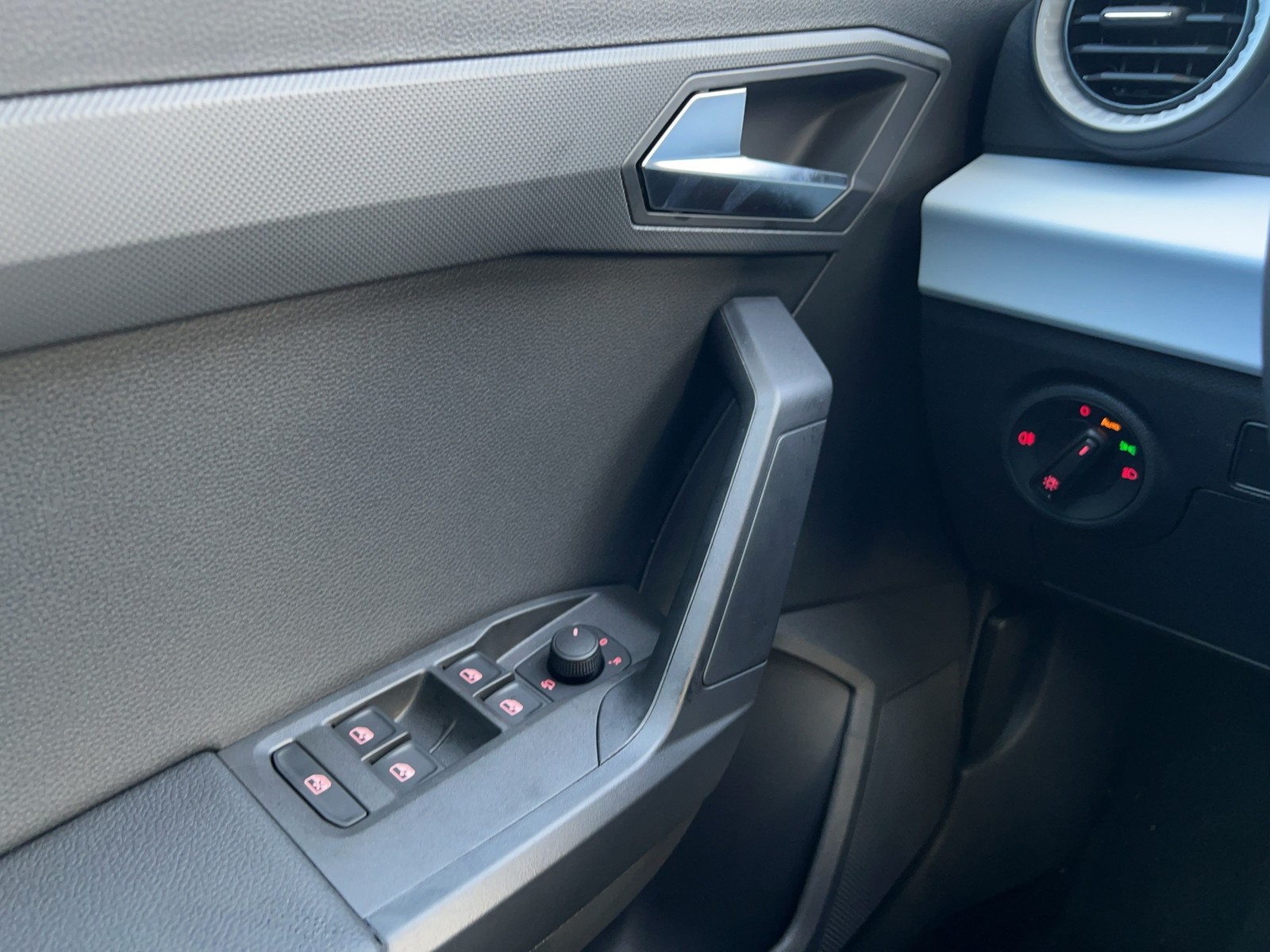 Seat Arona 1.0 ROAD EDITION DSG NAV VOLL-LED RFK SHZ