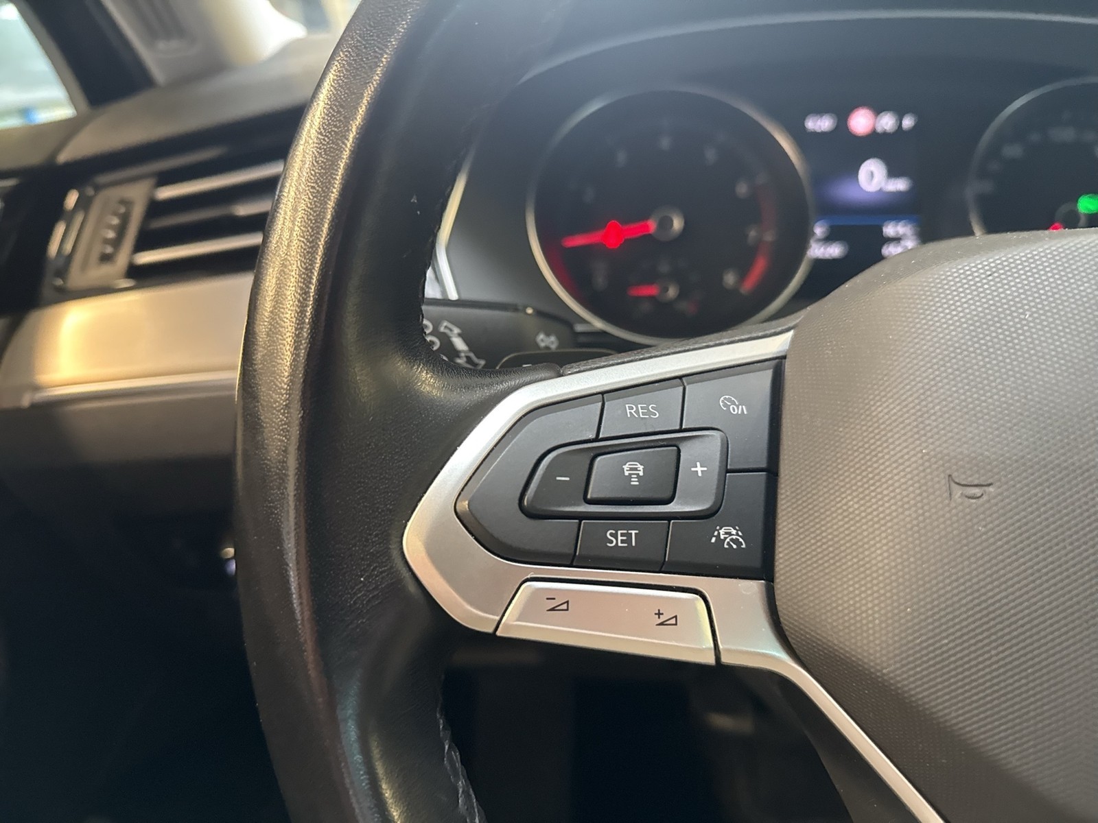 Volkswagen Passat Variant 1.5 ELEGANCE AHK ACC ALU18 NAVI KAMERA