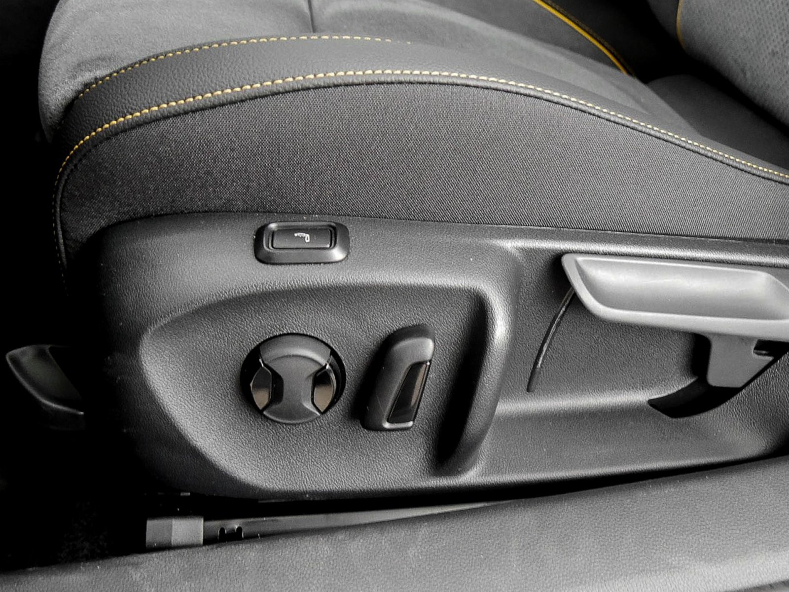 Skoda Superb Combi 2.0TDI DSG 4x4 Selection AHK HuD ACC NAV DCC 360Grad