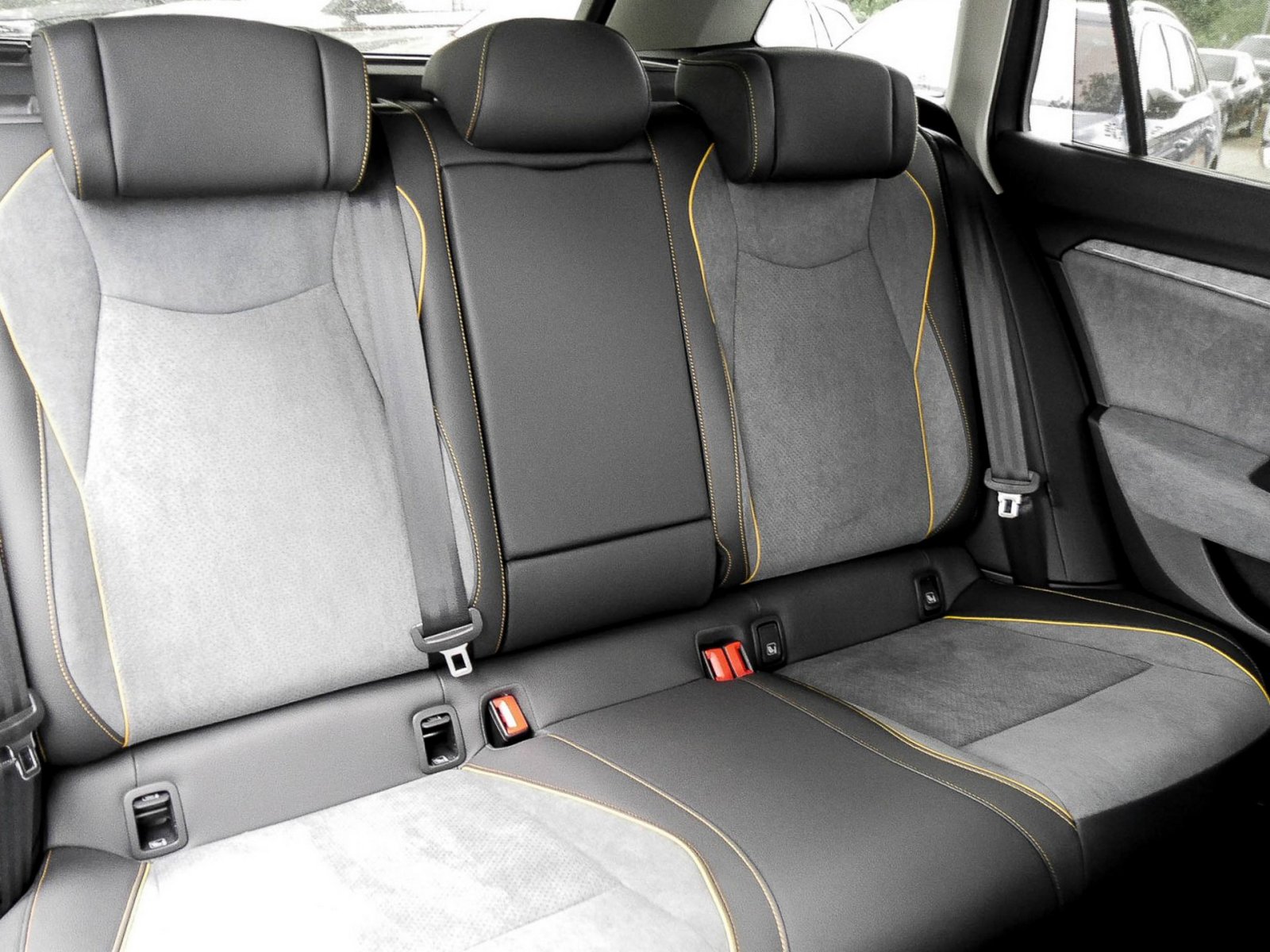 Skoda Superb Combi 2.0TDI DSG 4x4 Selection AHK HuD ACC NAV DCC 360Grad