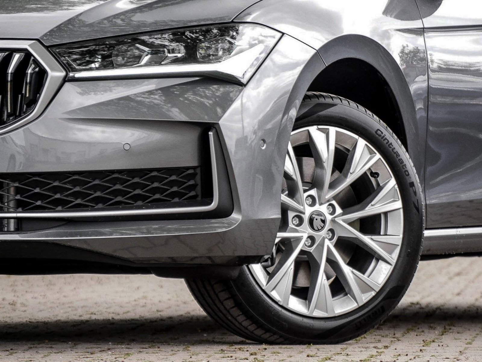 Skoda Superb Combi 2.0TDI DSG 4x4 Selection AHK HuD ACC NAV DCC 360Grad