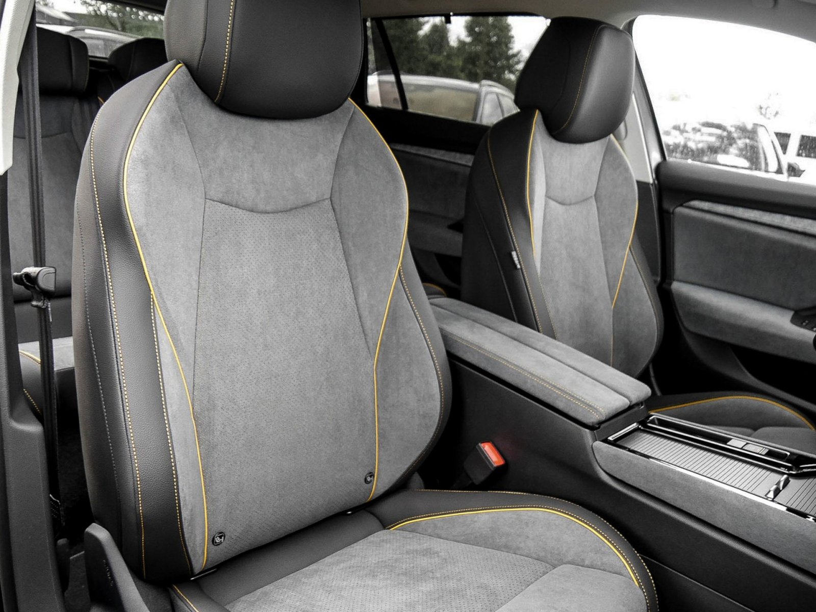 Skoda Superb Combi 2.0TDI DSG 4x4 Selection AHK HuD ACC NAV DCC 360Grad