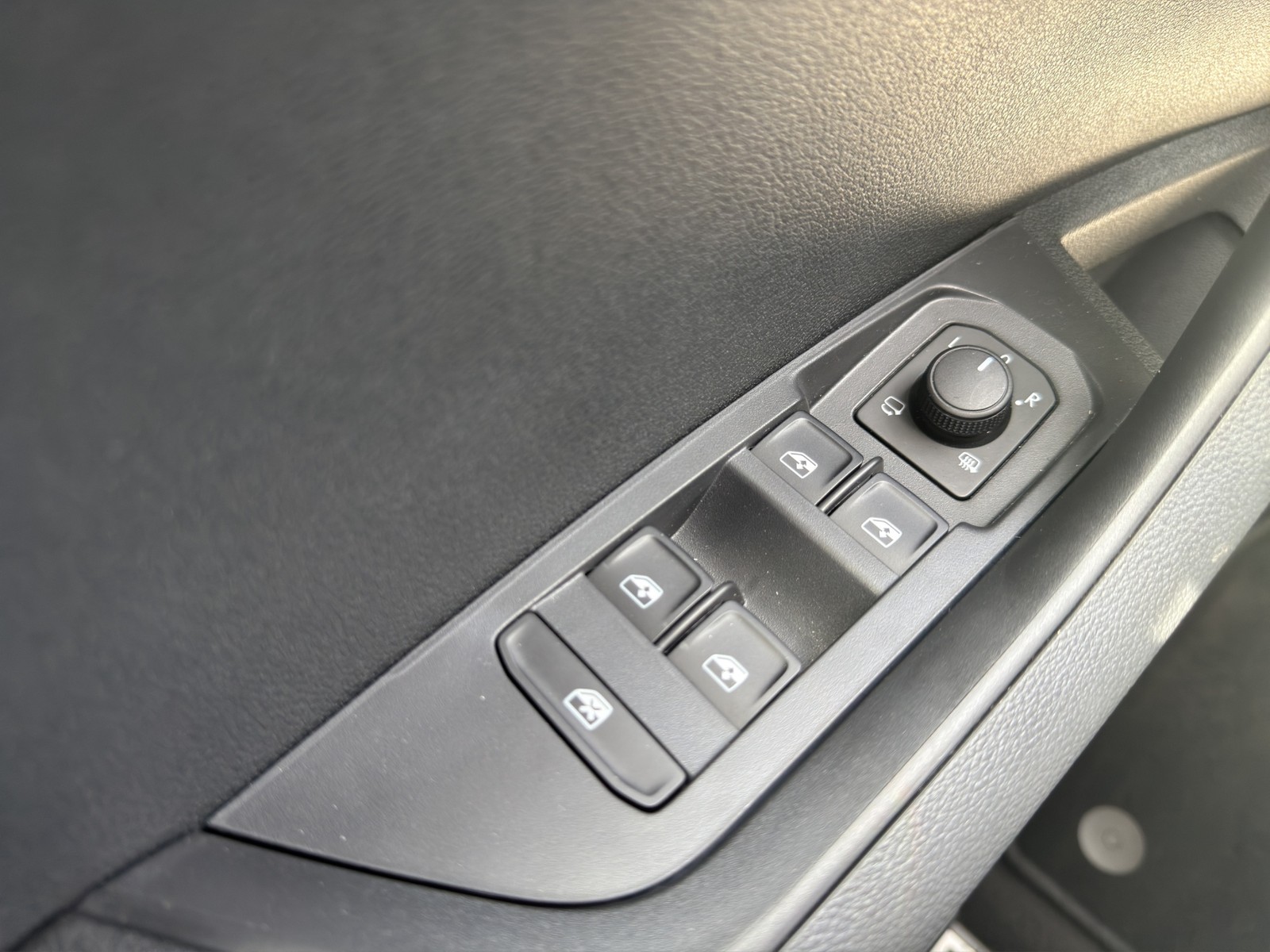 Skoda Karoq 2.0TDI DSG Sportline AHK NAV PANO ACC 360GRAD