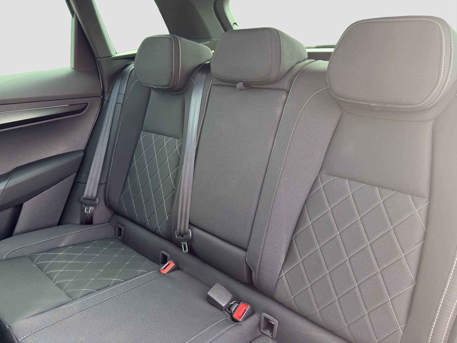 Skoda Karoq 2.0TDI DSG Sportline AHK NAV PANO ACC 360GRAD