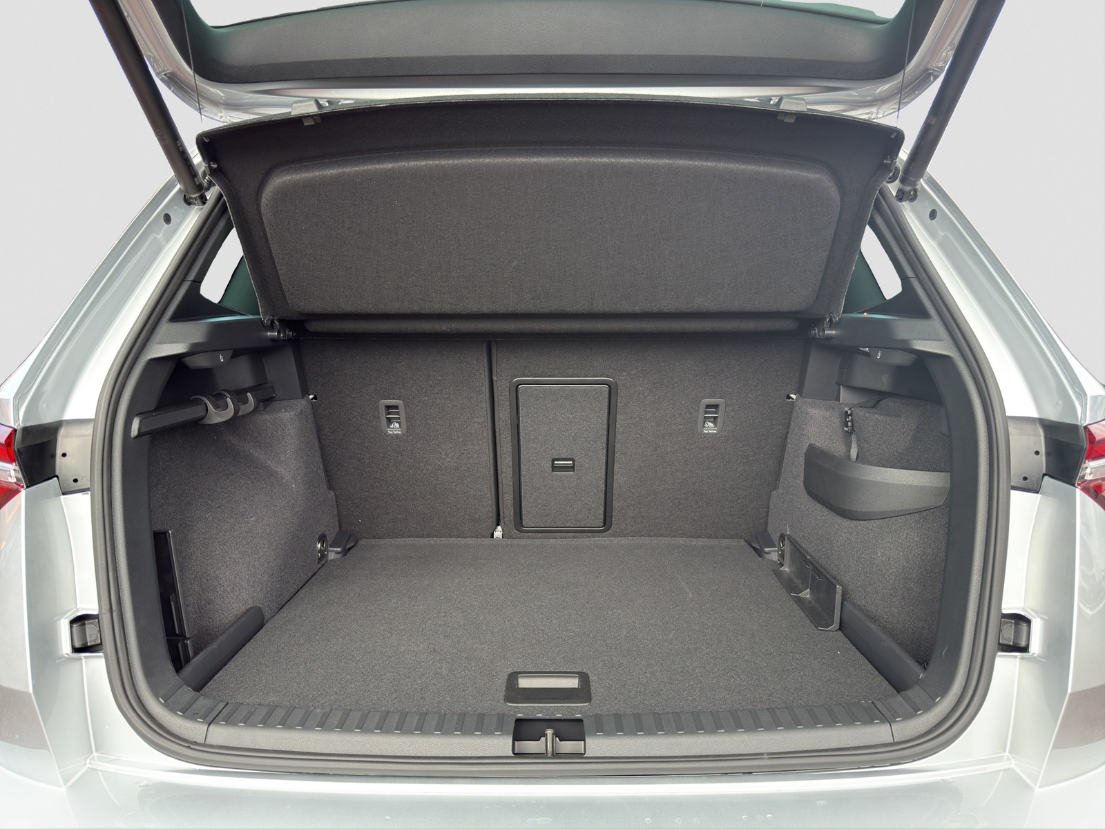 Skoda Karoq 2.0TDI DSG Sportline AHK NAV PANO ACC 360GRAD