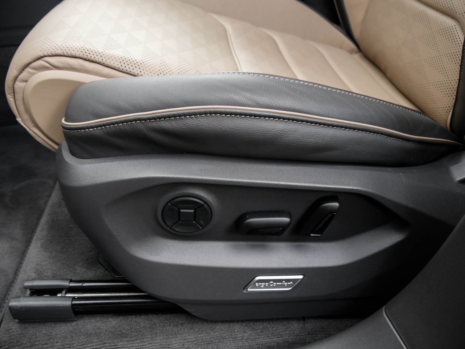 Volkswagen Touareg V6 TSI ELEGANCE NEUES MODELL STANDHZ CAM