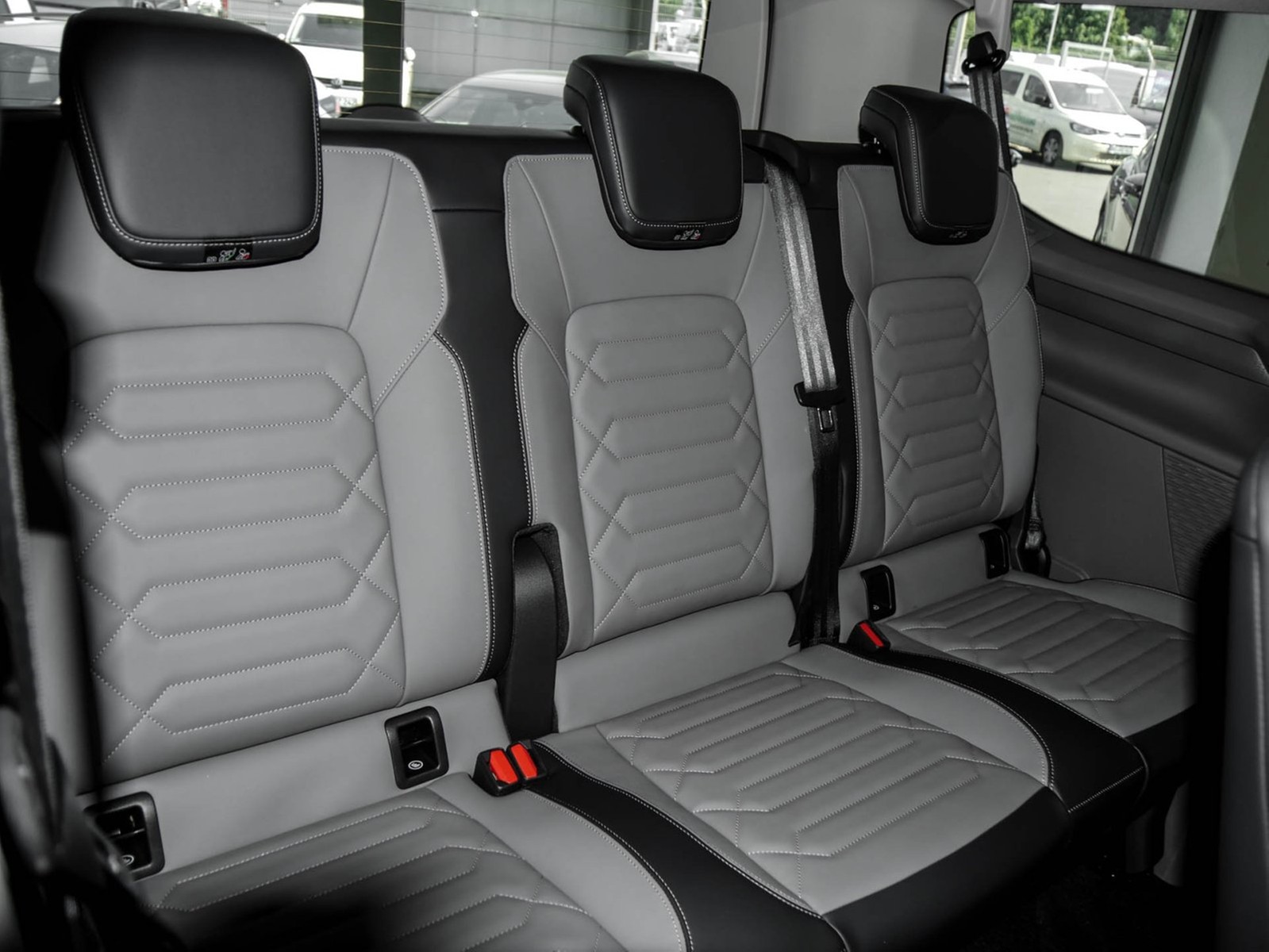 Volkswagen T7 Caravelle STYLE KR AHK PANO MATRIXLED