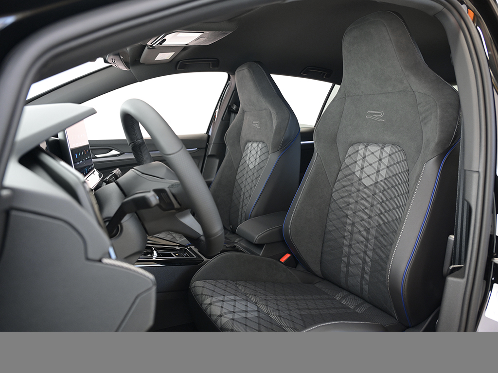 Volkswagen Golf 1.5 eTSI R-LINE DSG AHK MATRIXLED BLACKSTYLE CAM LM18