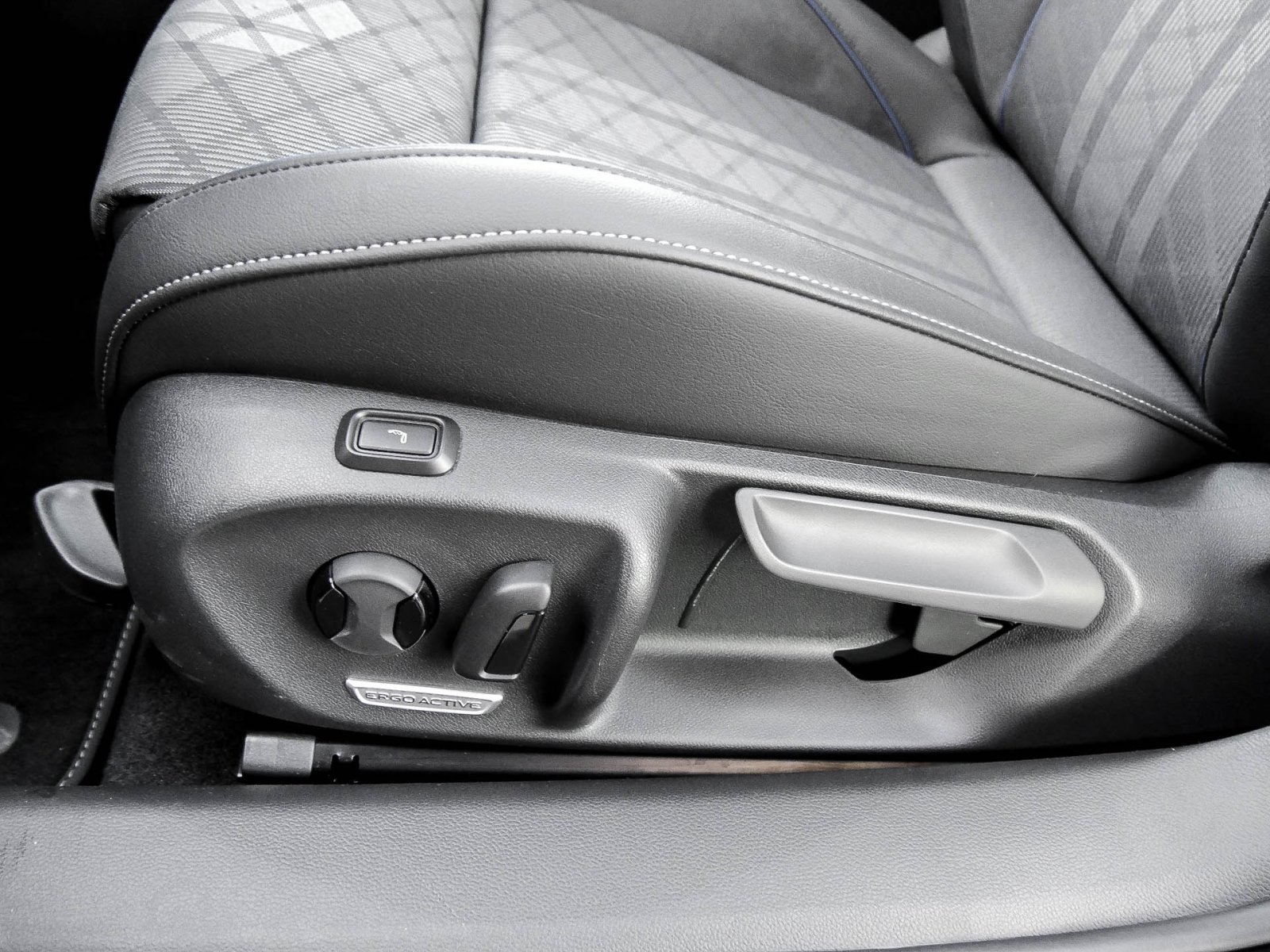 Volkswagen Passat Variant 1.5 eHybrid R-Line NEUES MODELL