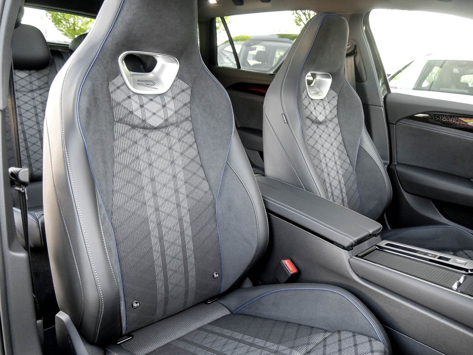 Volkswagen Passat Variant 1.5 eHybrid R-Line NEUES MODELL
