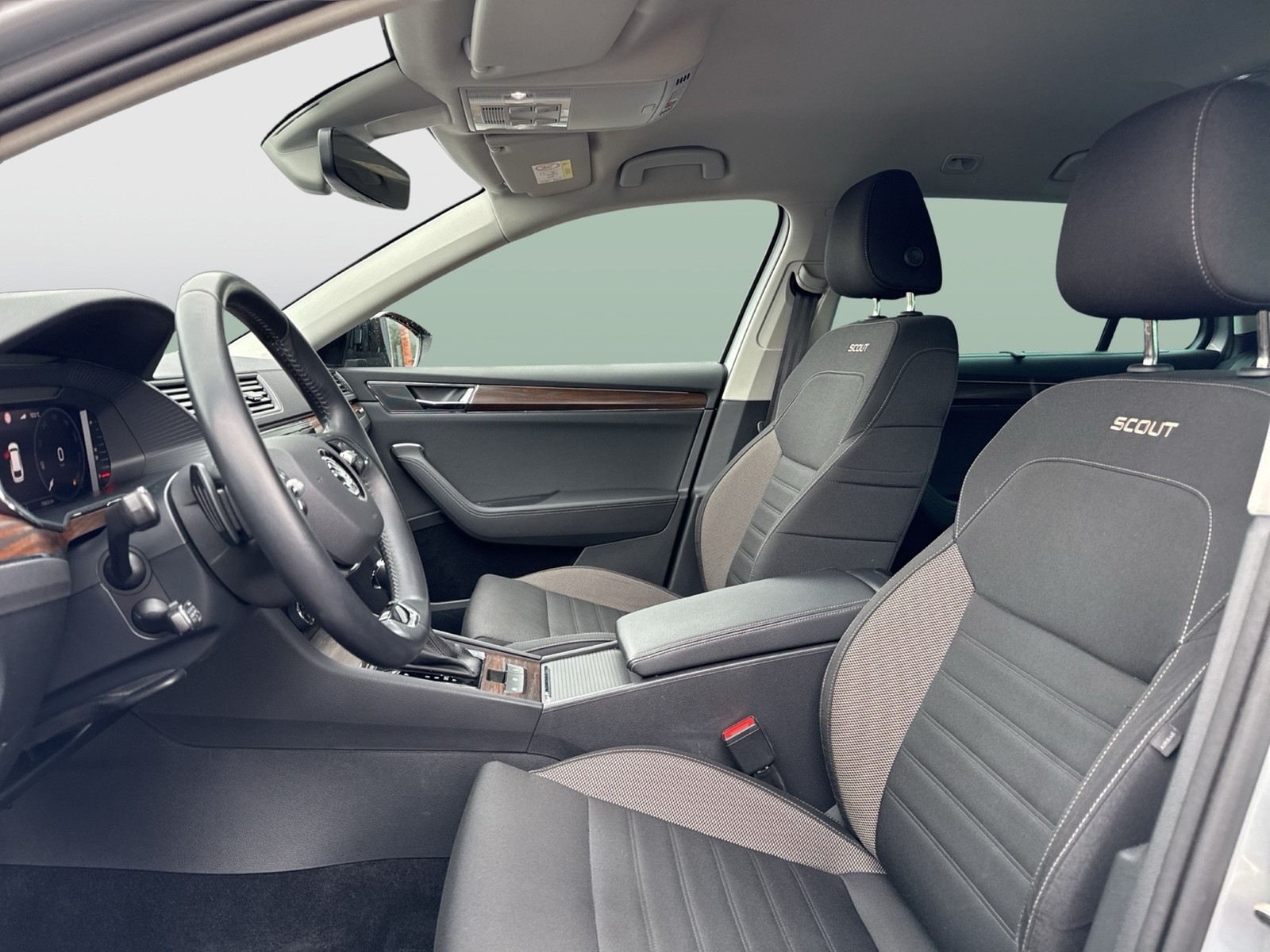 Skoda Superb Combi 2.0 SCOUT 4X4 AHK ACC LM19 MATRIX