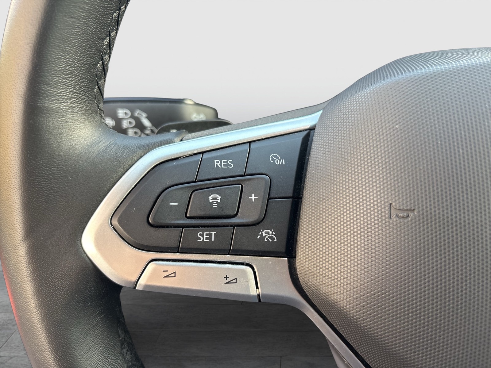 Volkswagen Tiguan 2.0 LIFE KAMERA ACC LM17 NAVI SITZHEIZ.