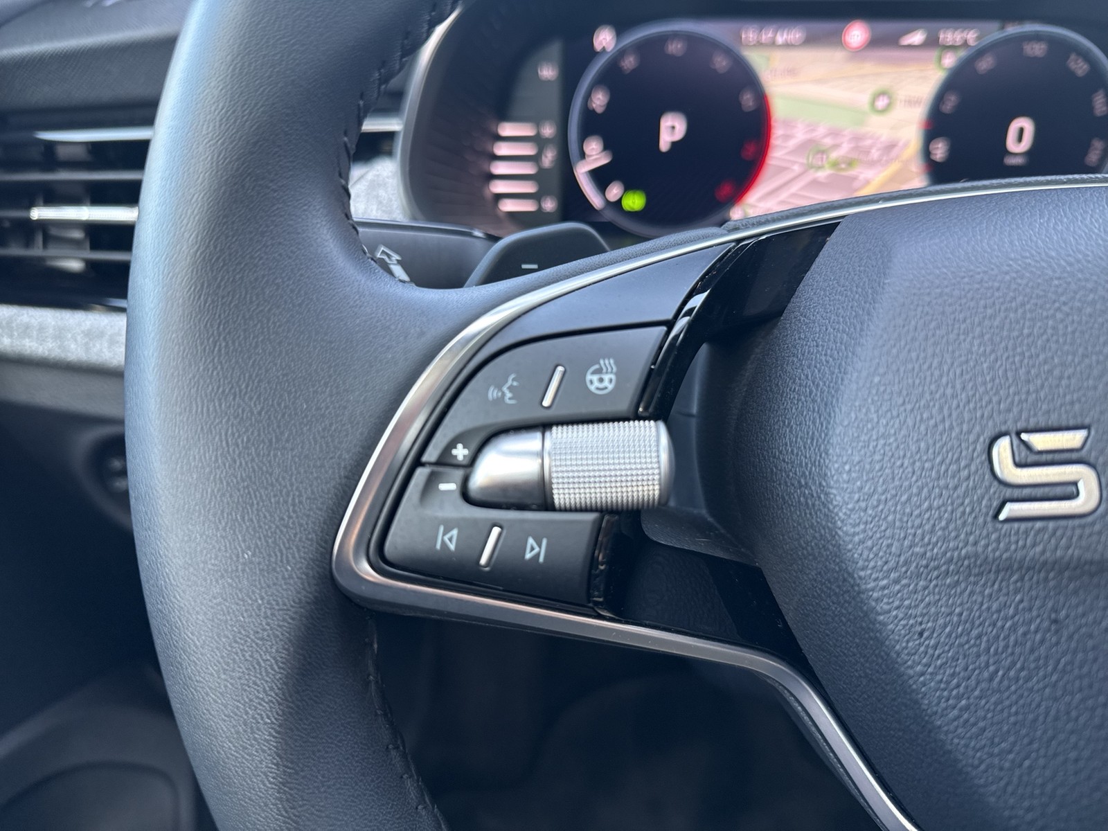 Skoda Kamiq 1.5 TOUR PANO AHK CAM MATRIX E-KLAPPE NAVI