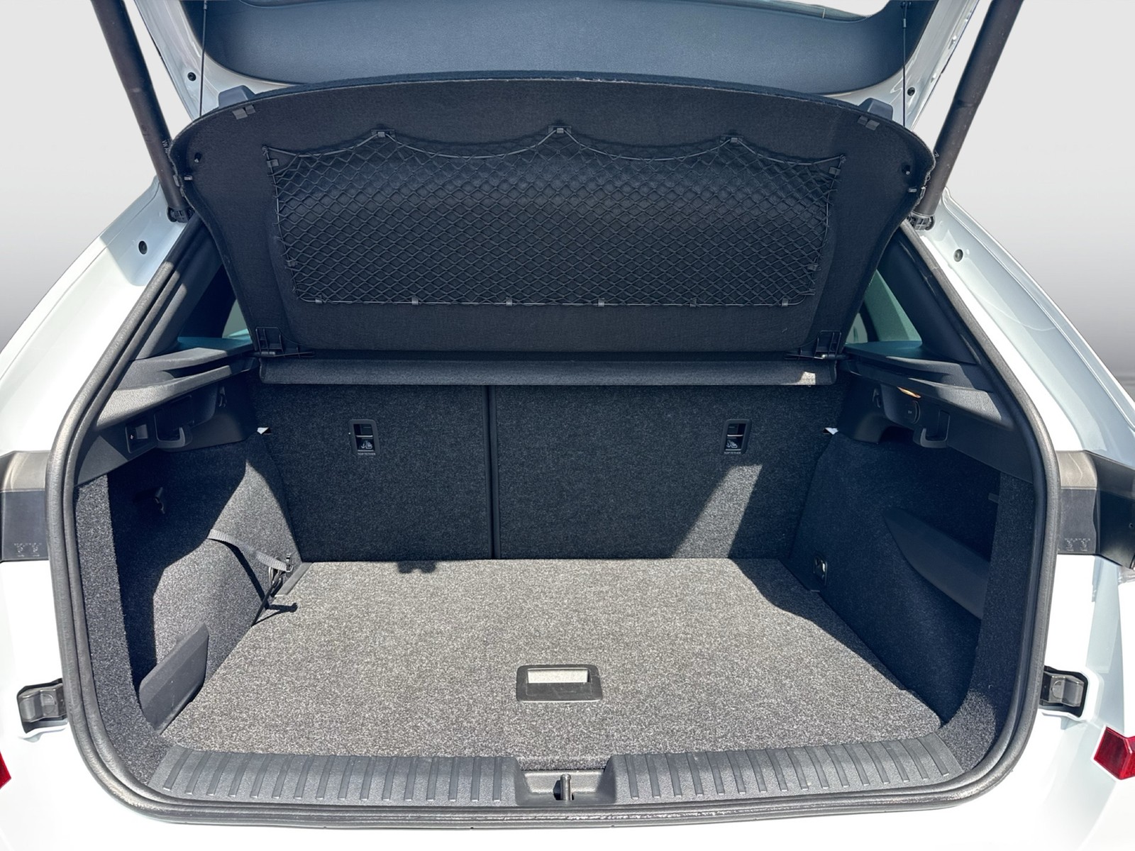 Skoda Kamiq 1.5 TOUR PANO AHK CAM MATRIX E-KLAPPE NAVI