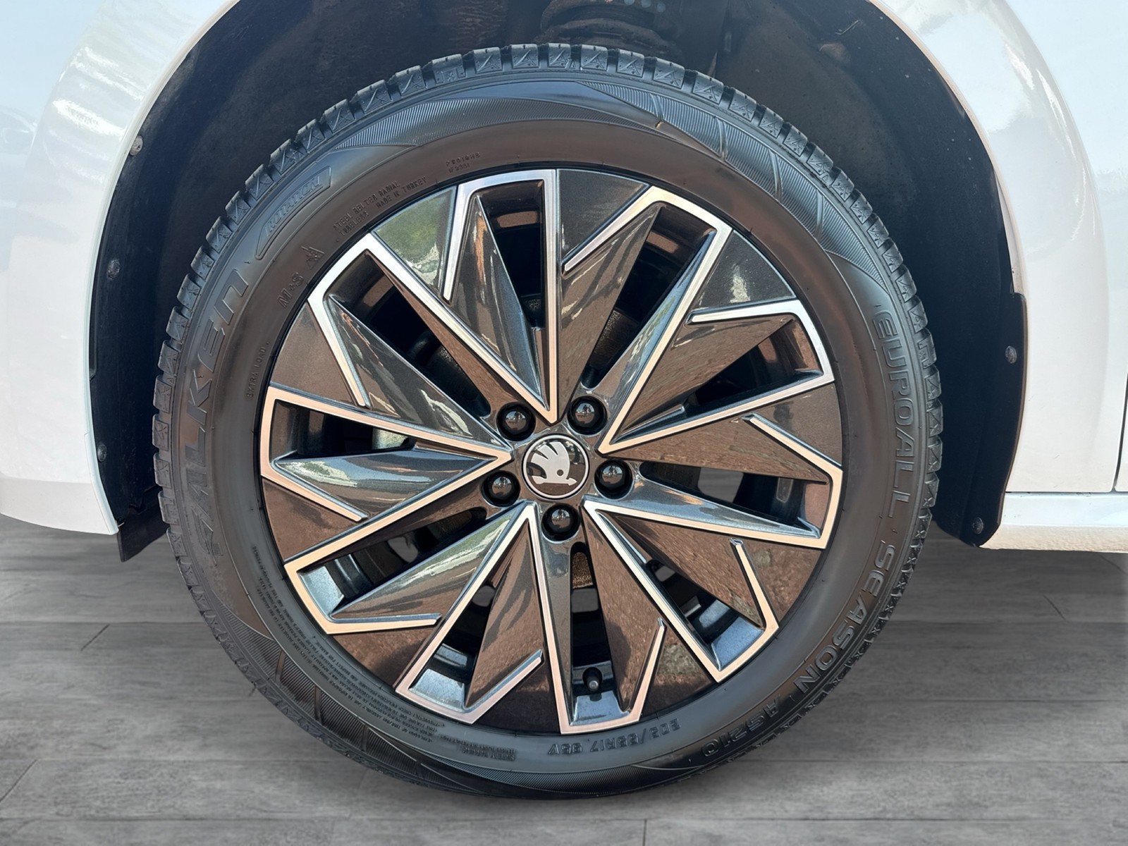 Skoda Kamiq 1.5 TOUR PANO AHK CAM MATRIX E-KLAPPE NAVI