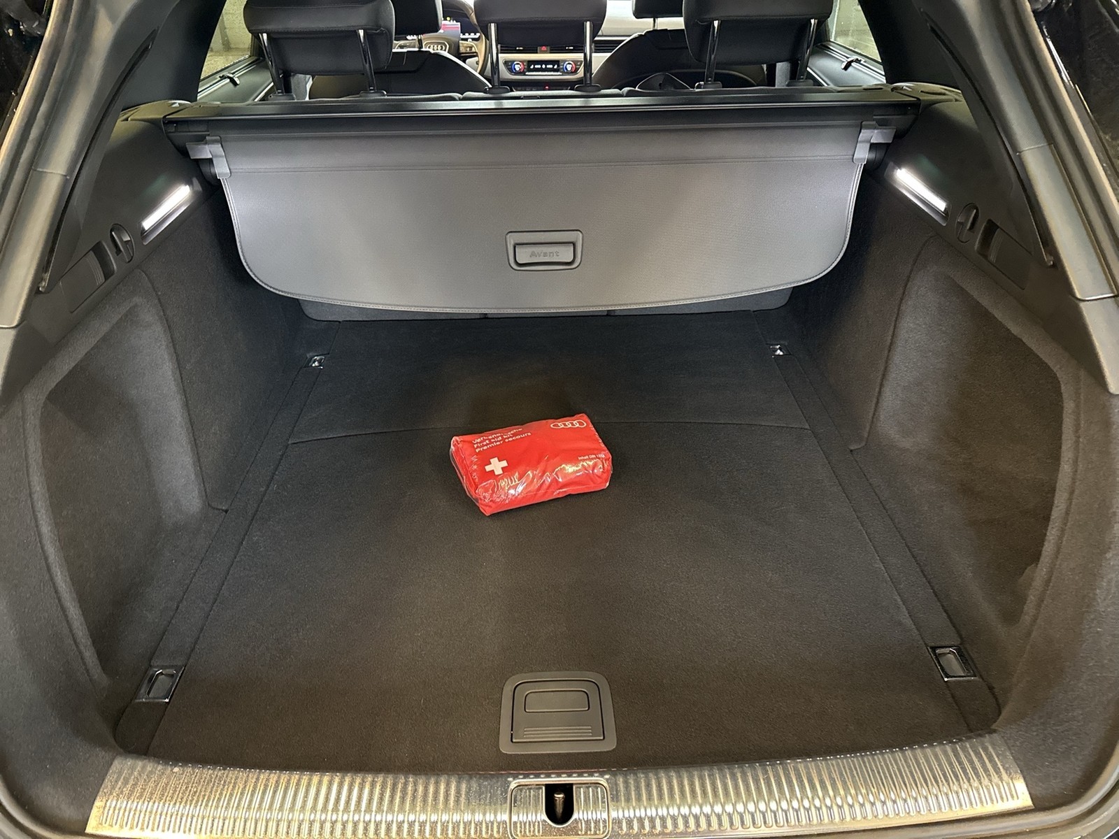 Audi A4 Avant 40 PANO CAM HEADUP ALU18 eKLAPPE NAVI+
