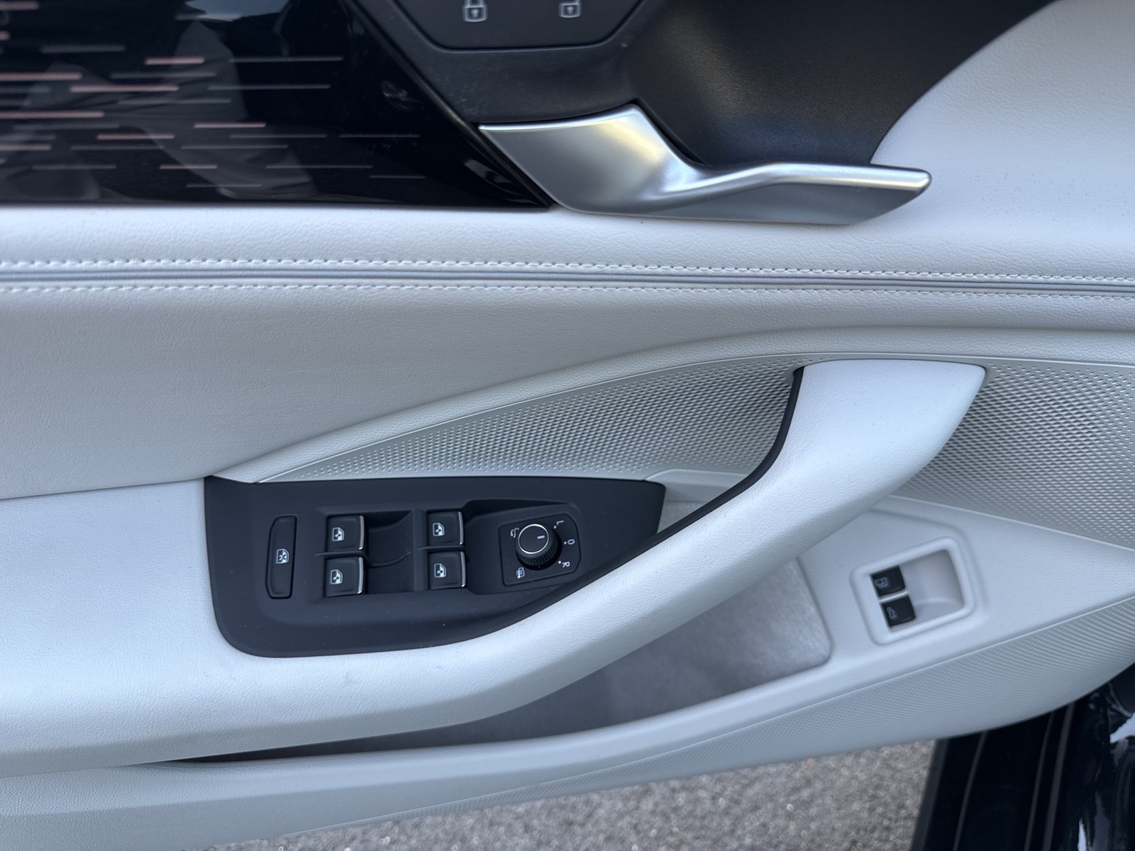 Volkswagen Passat Variant 1.5 HYBRID ELEGANCE LEDER AHK CAM