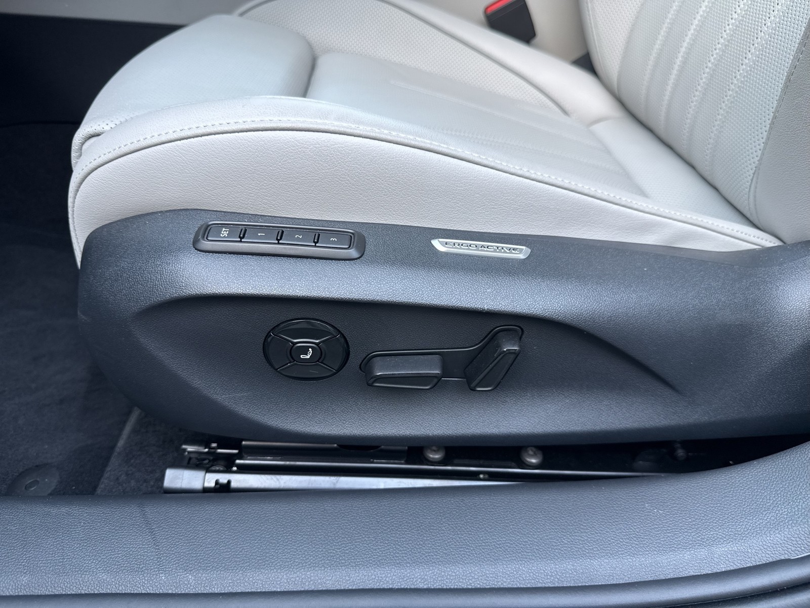 Volkswagen Passat Variant 1.5 HYBRID ELEGANCE LEDER AHK CAM