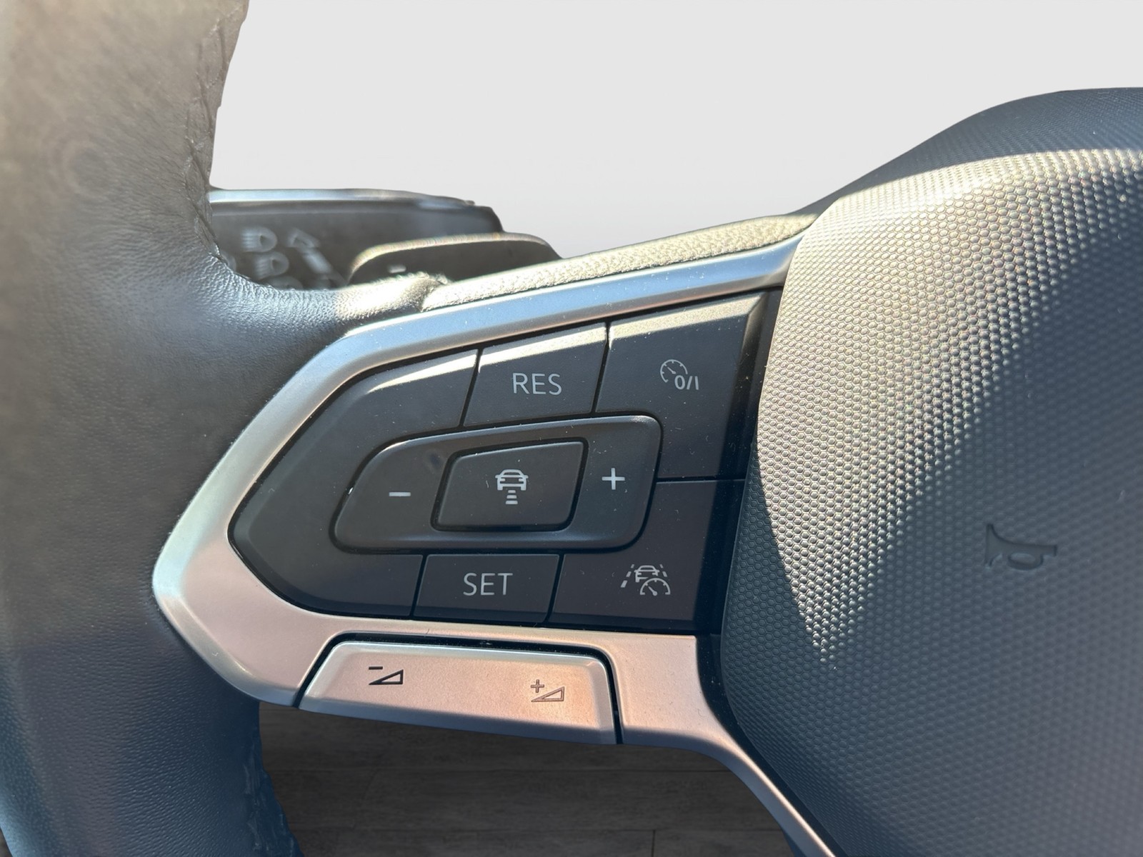 Volkswagen Golf VIII 1.5 eTSI STYLE CAM ACC CARPLAY LM17