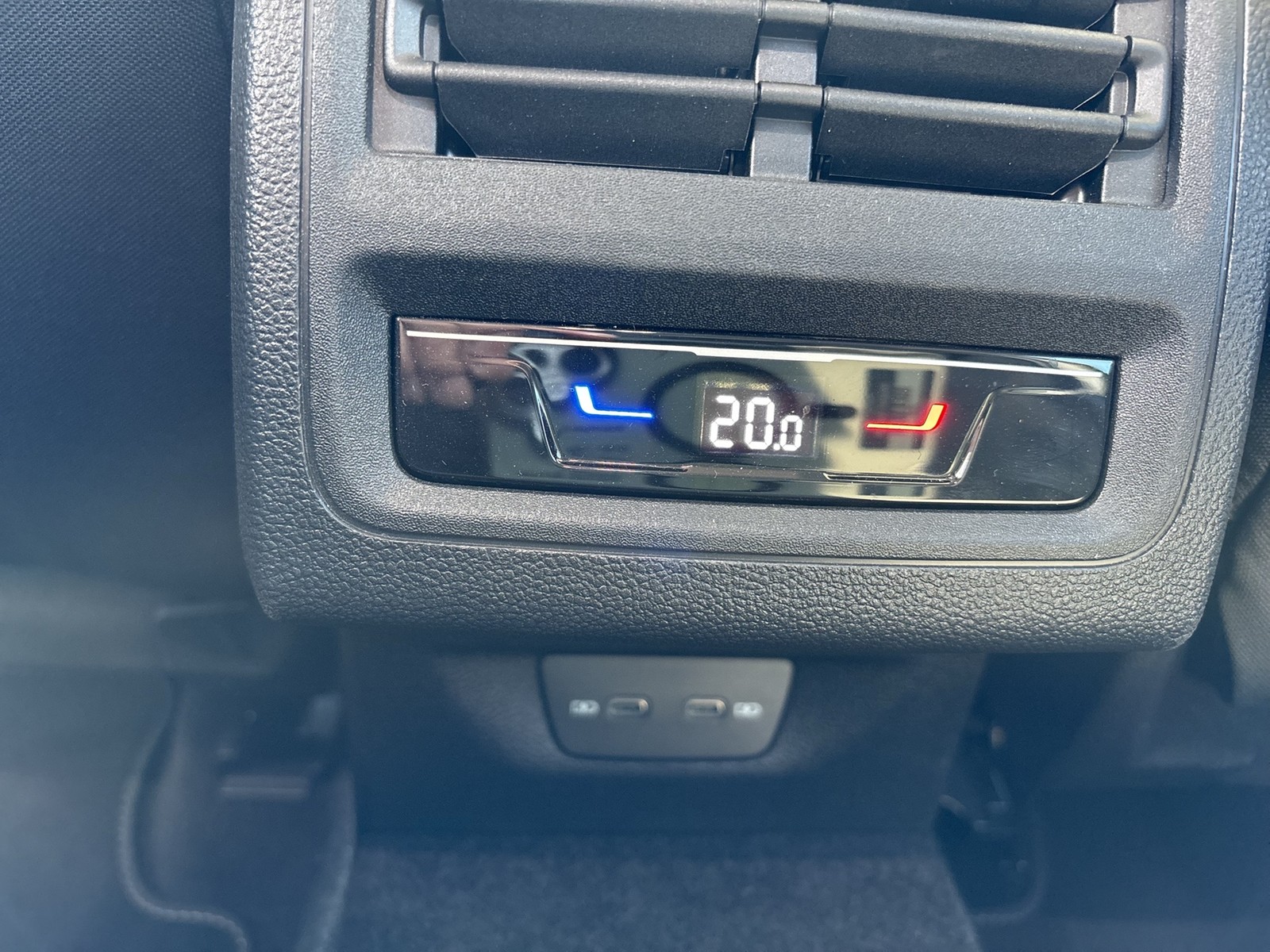 Volkswagen Golf VIII 1.5 eTSI STYLE CAM ACC CARPLAY LM17