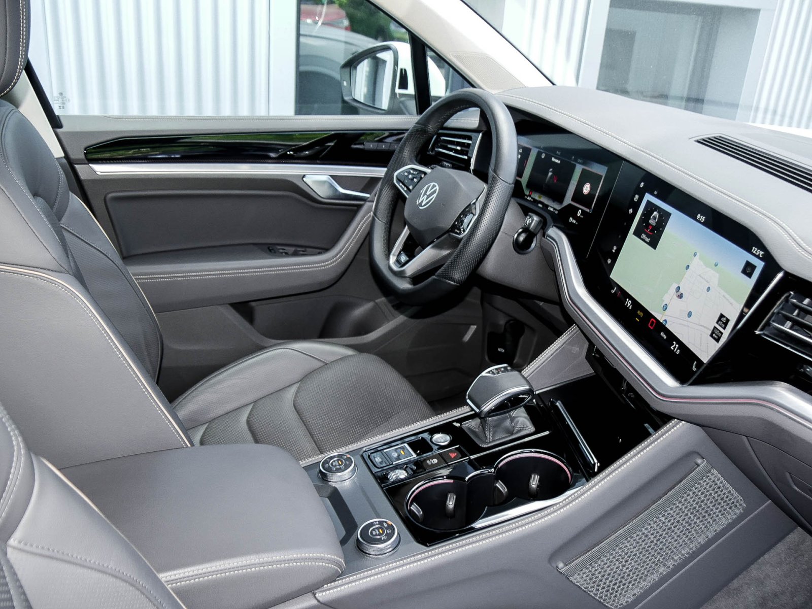 Volkswagen Touareg V6 R-LINE NEUES MODELL 4X4 CAM STAND&SITZHEIZUNG ALU