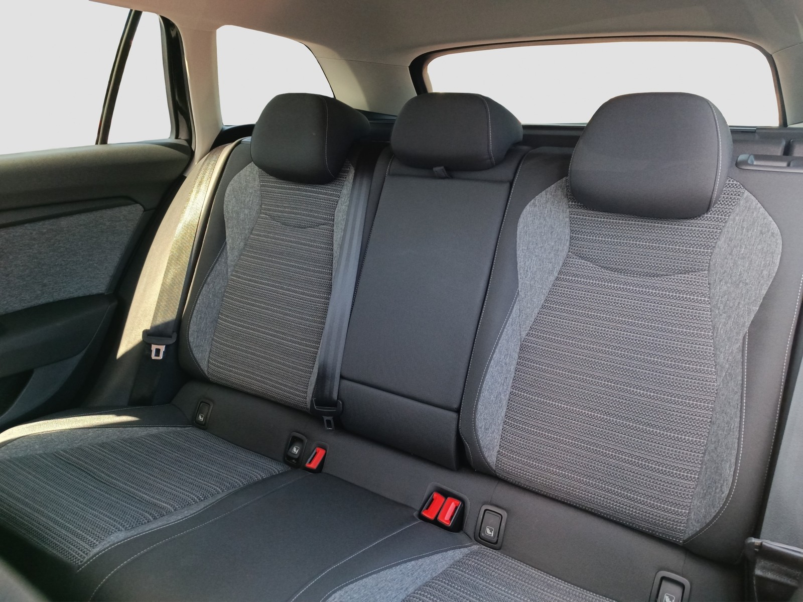 Skoda Superb Combi 1.5 SELECTION NAVI AHK KLIMAAUTO.