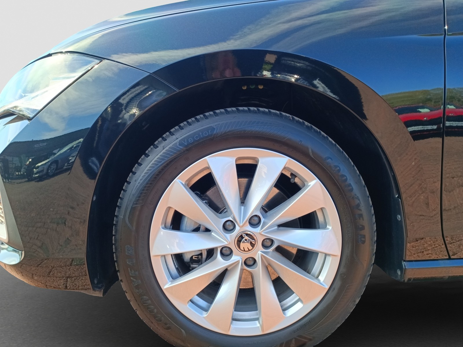 Skoda Superb Combi 1.5 SELECTION NAVI AHK KLIMAAUTO.