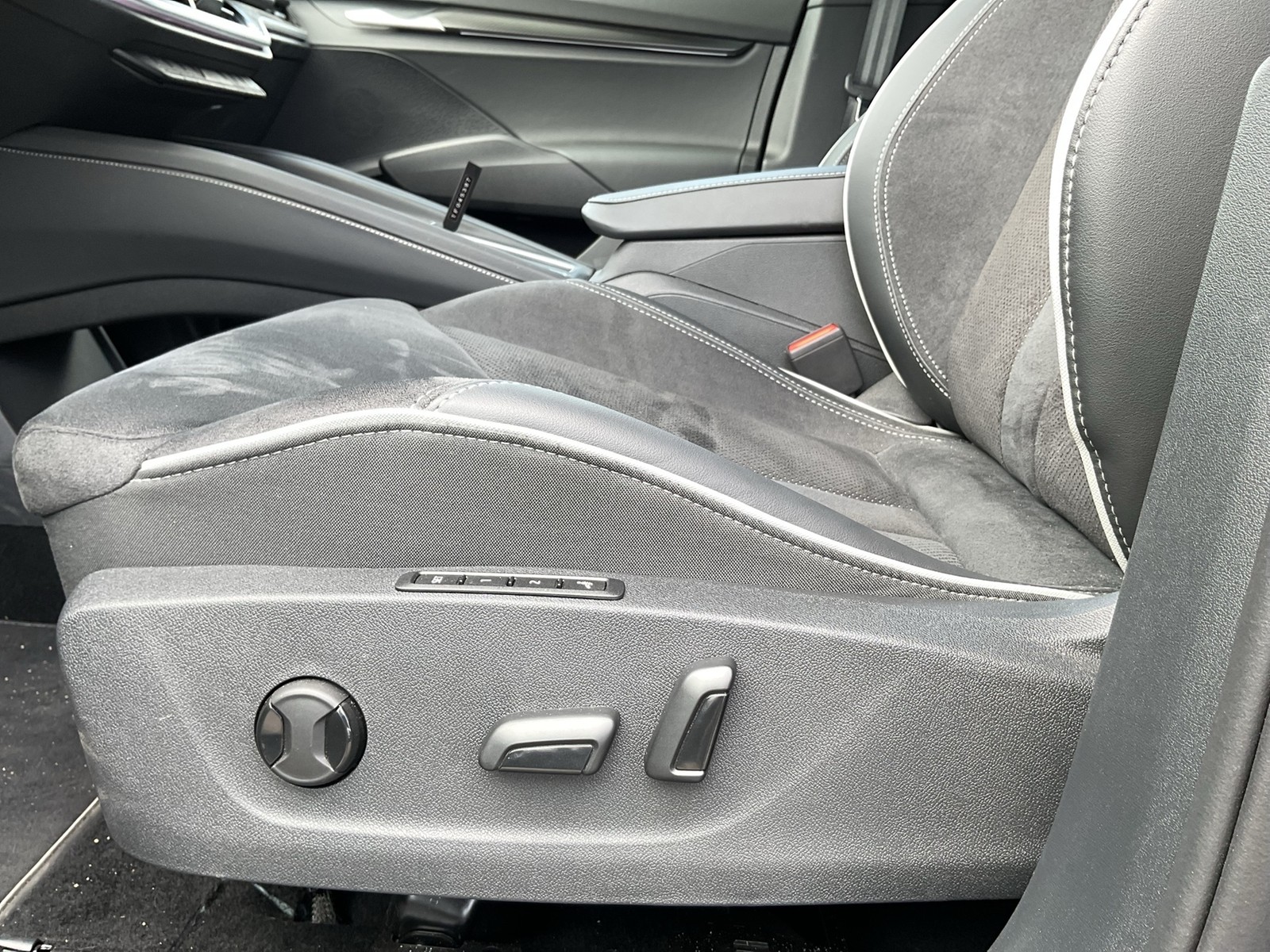 Skoda Enyaq 85 SPORTLINE WÄRMEPUMPE PANO AHK CAM LM20