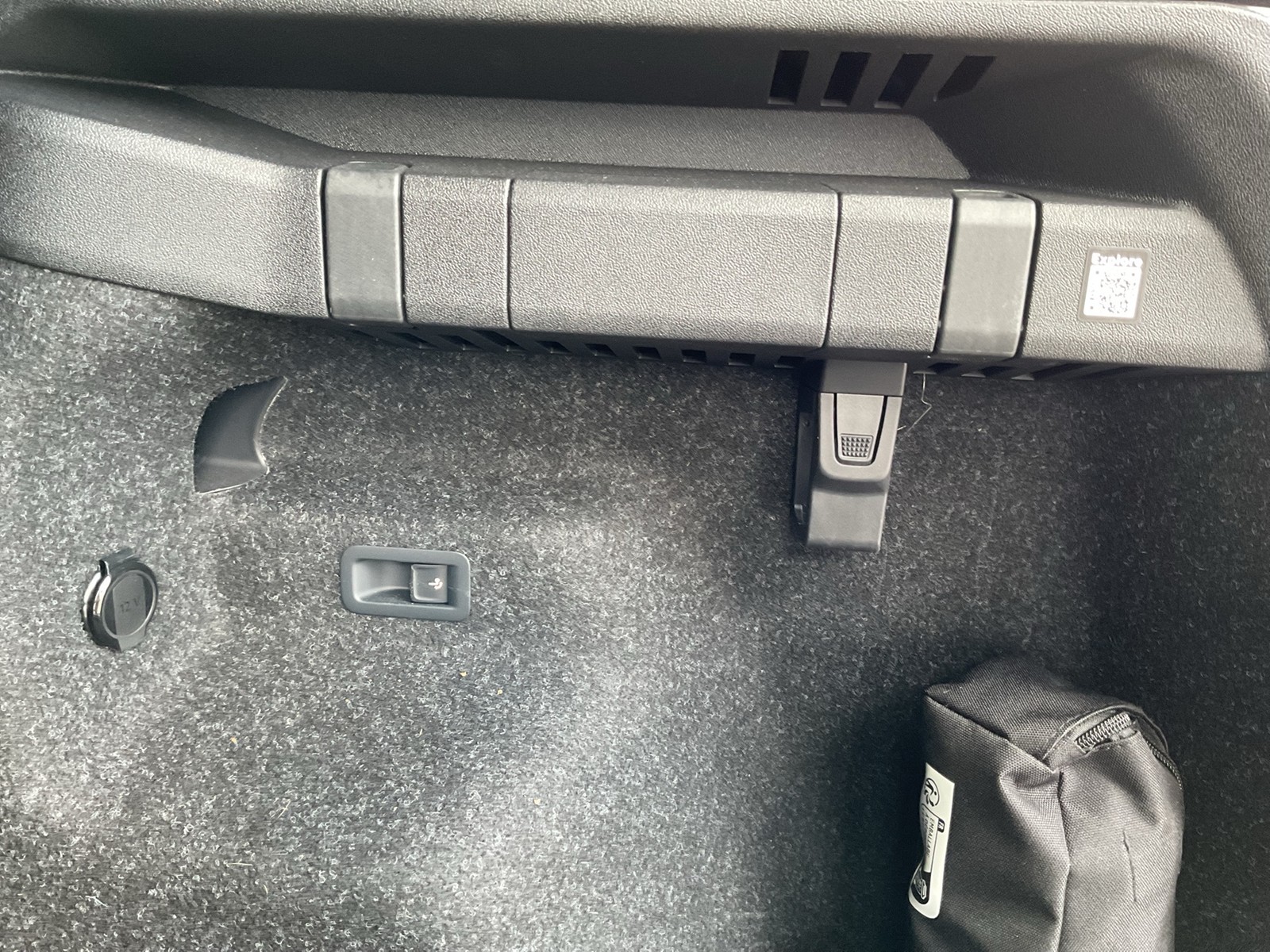 Skoda Enyaq 85 SPORTLINE WÄRMEPUMPE PANO AHK CAM LM20