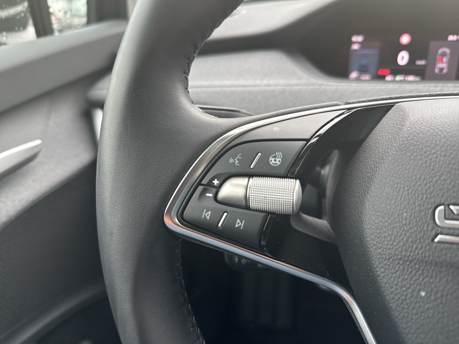 Skoda Enyaq 85 LOFT WÄRMEPUMPE PANO AHK CAM ACC LM20