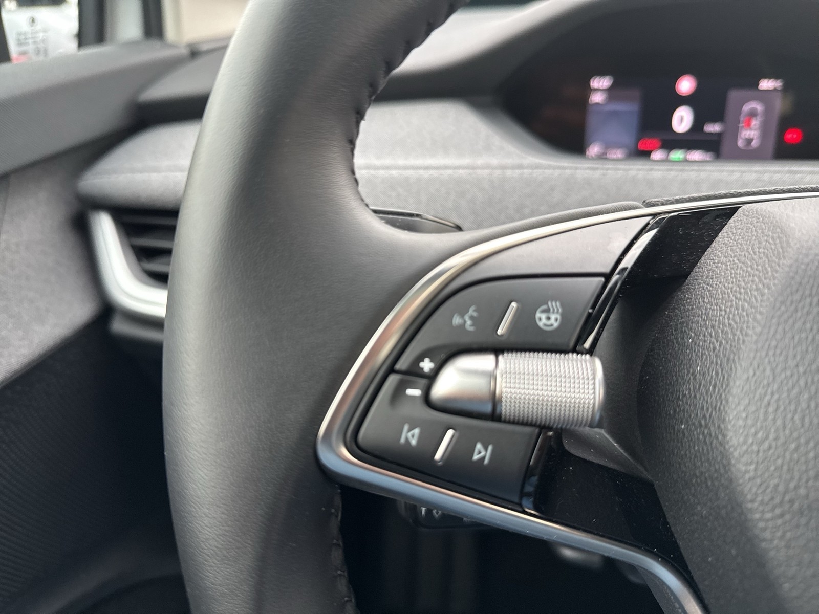 Skoda Enyaq 85 LOFT WÄRMEPUMPE PANO CANTON AHK 360°CAM