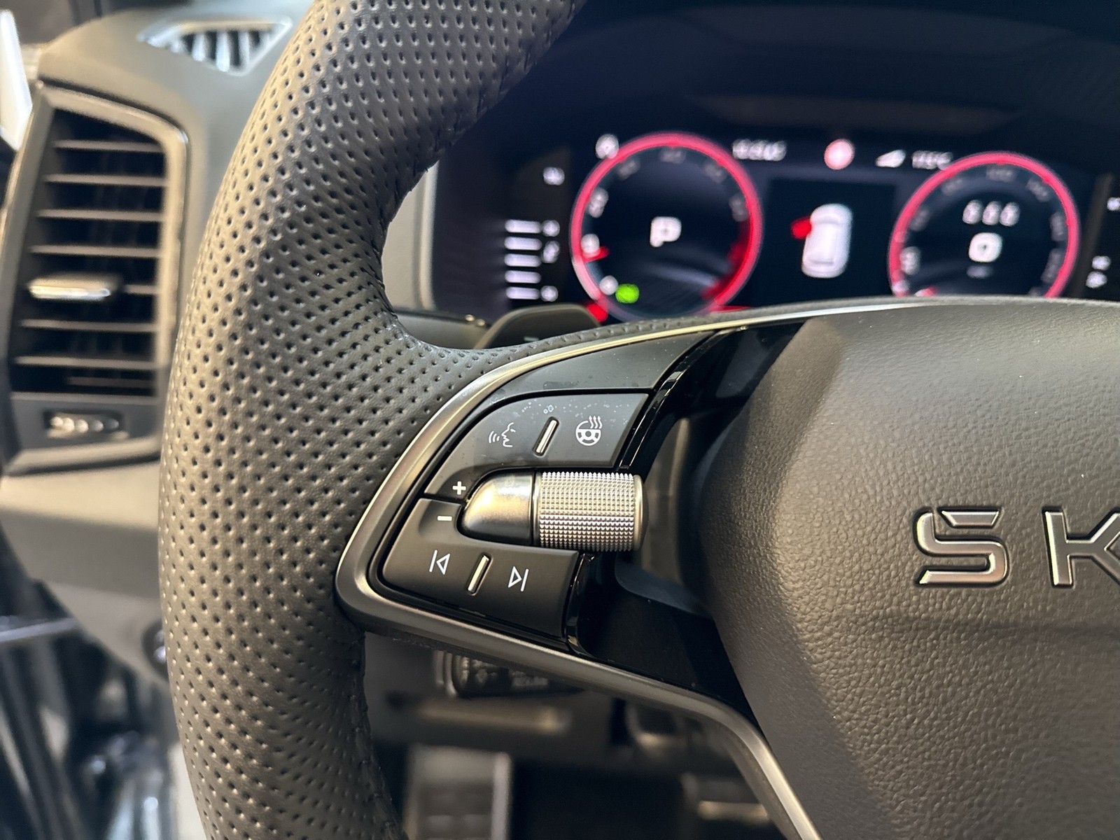 Skoda Karoq 2.0 SPORTLINE 4X4 PANO CAM ACC LM19 MATRIX