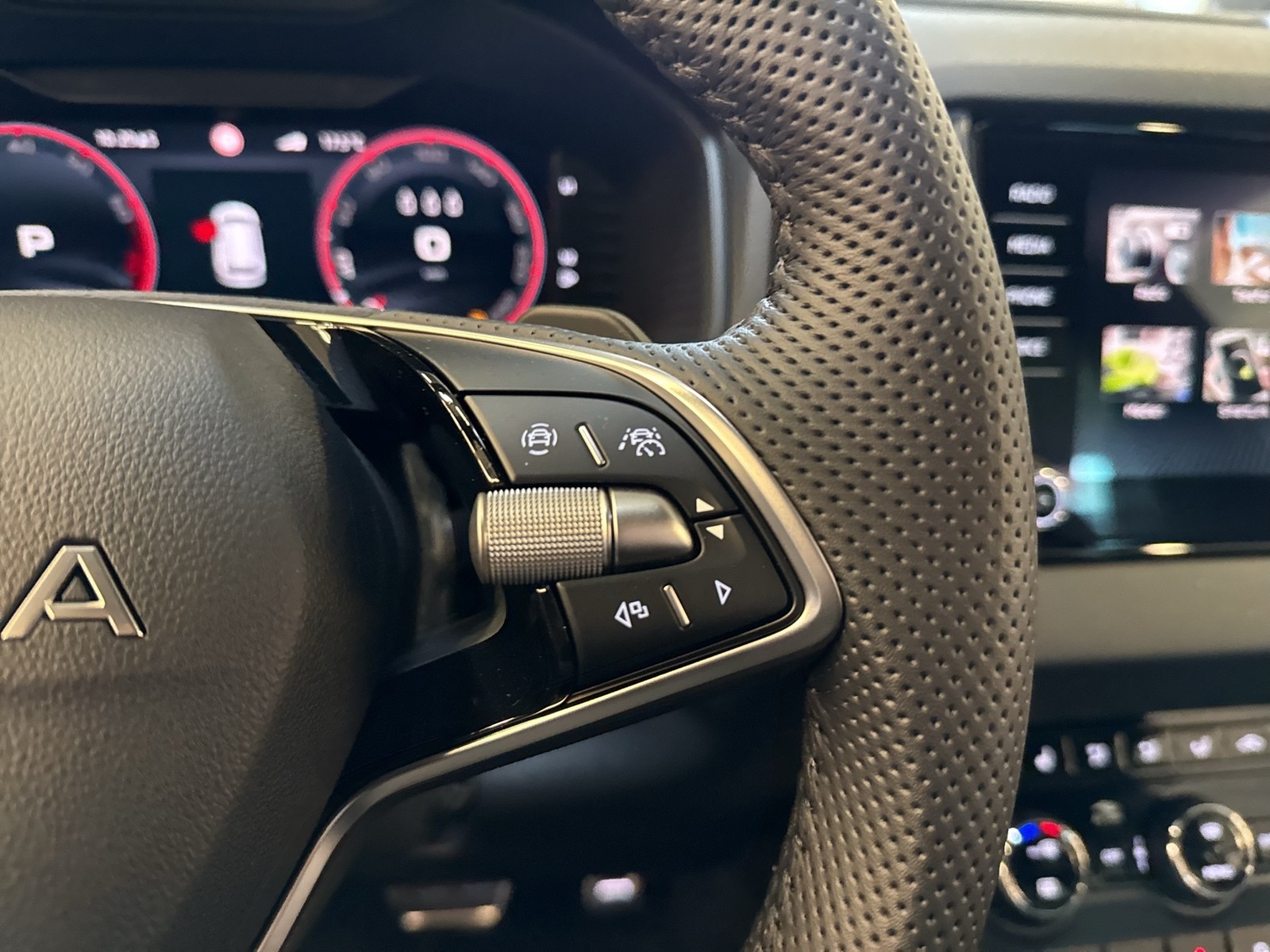 Skoda Karoq 2.0 SPORTLINE 4X4 PANO CAM ACC LM19 MATRIX