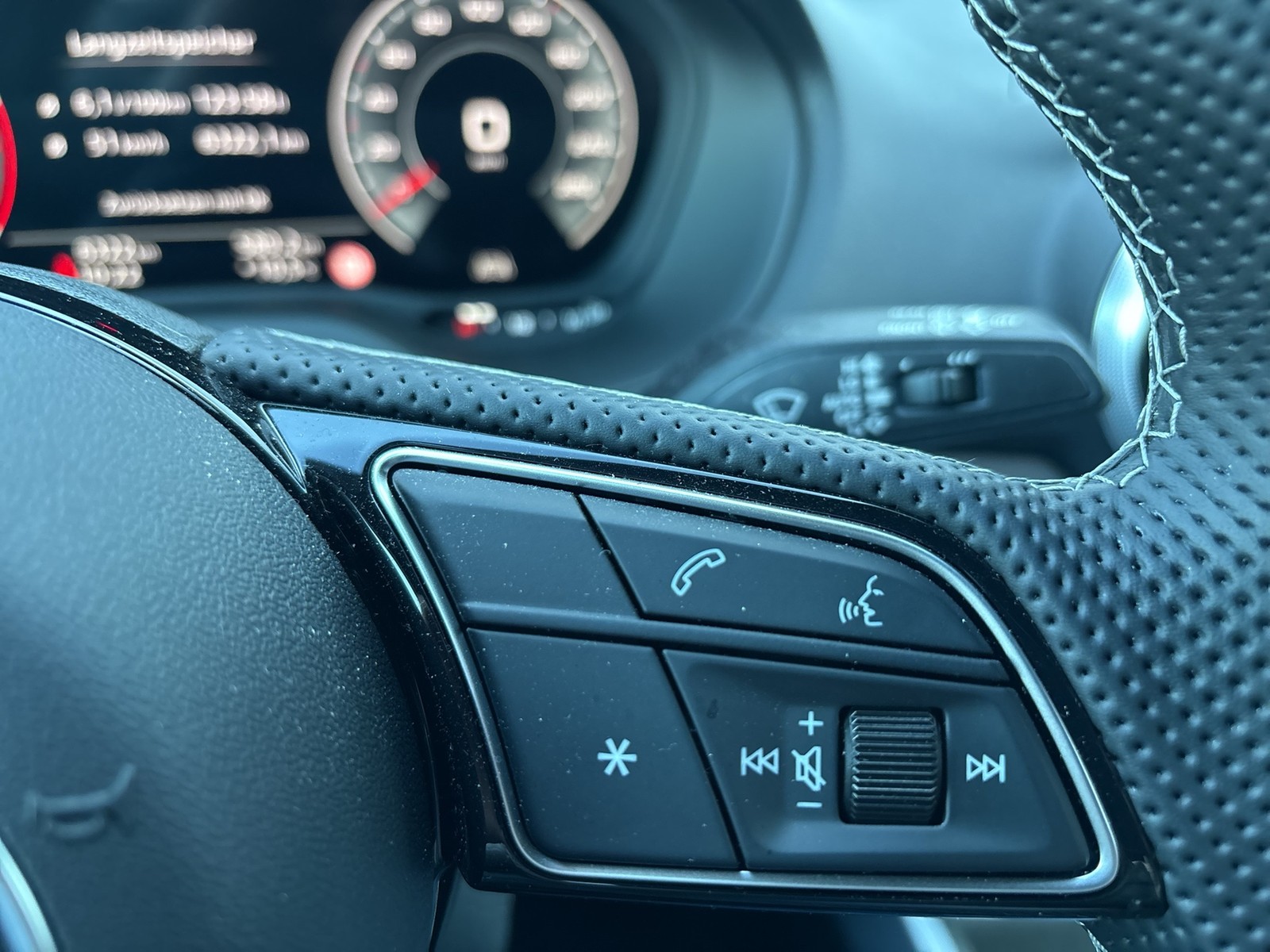 Audi Q2 30 S LINE BLACKPAK AHK CAM E-KLAPPE NAVI+