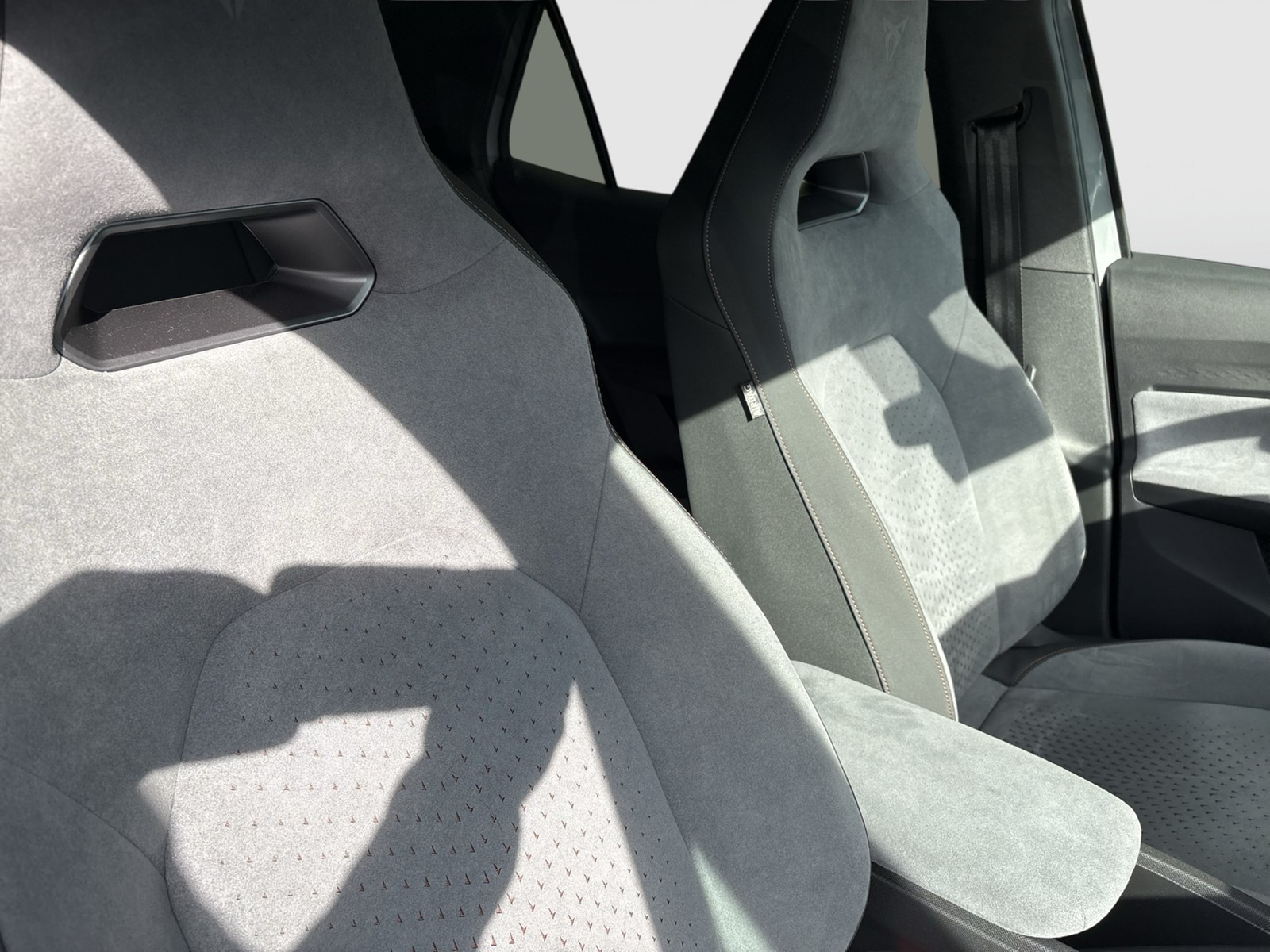 Cupra Born E-BOOST CAM ACC LM19 NAVI CARPLAY SITZHEIZ.