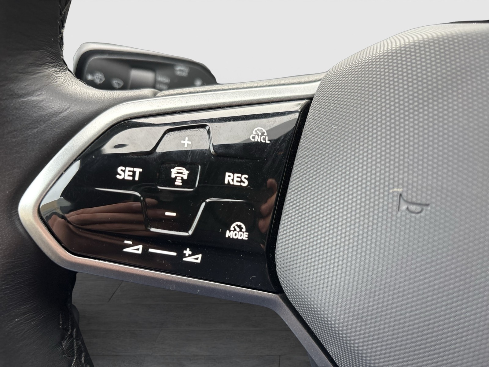 Volkswagen ID.7 Tourer PRO WÄRMEPUMPE AHK 360°CAM ACC LM19