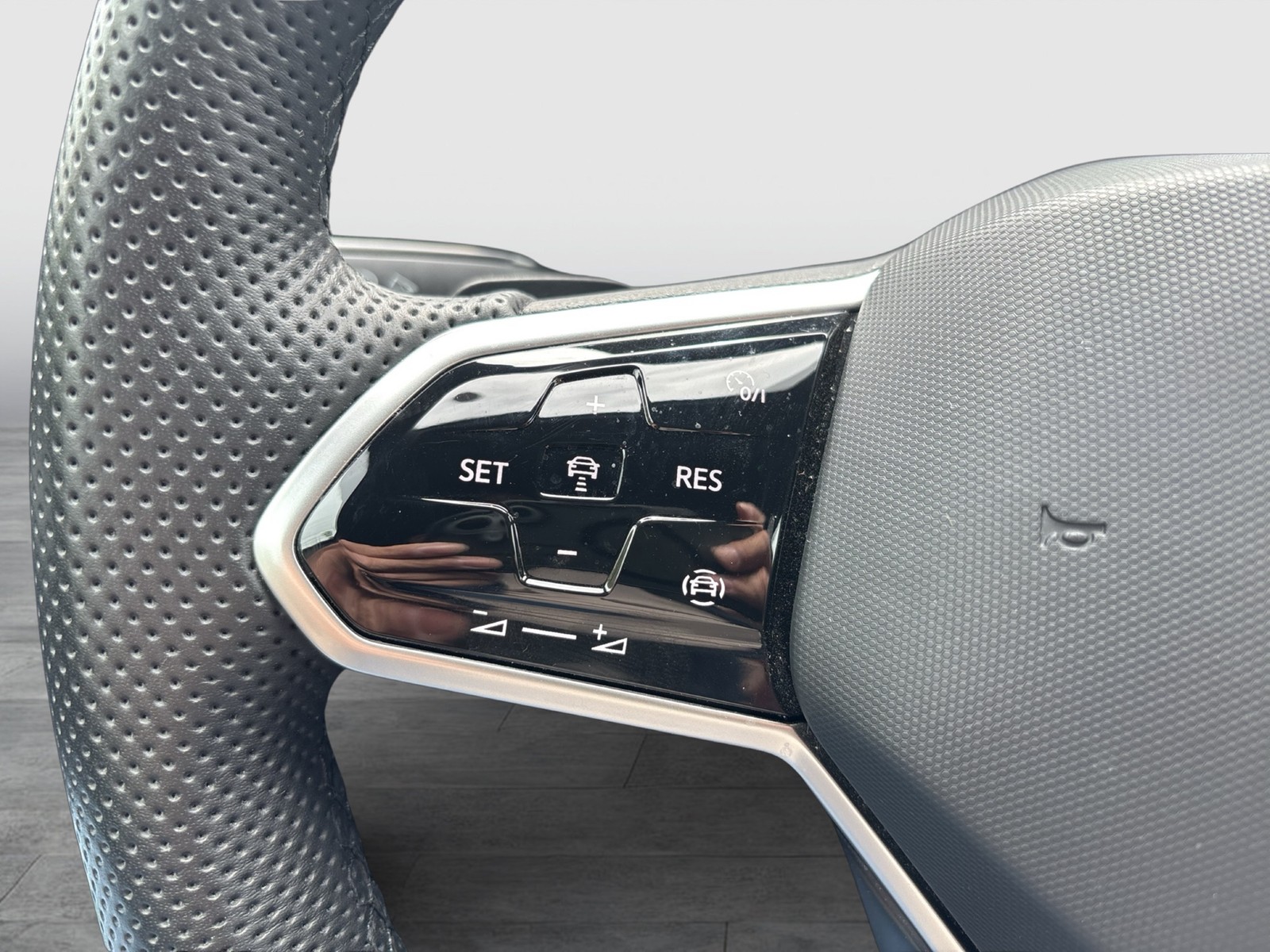 Volkswagen Golf VIII 1.5 eTSI R-LINE CAM ACC LED+ CARPLAY
