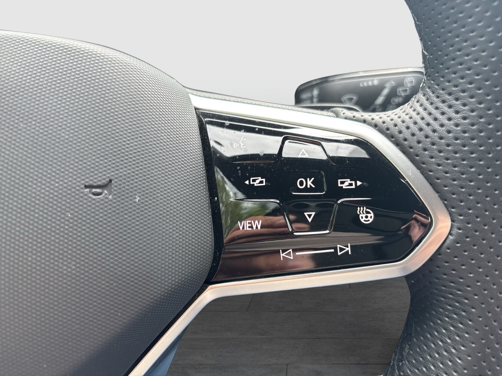 Volkswagen Golf VIII 1.5 eTSI R-LINE CAM ACC LED+ CARPLAY