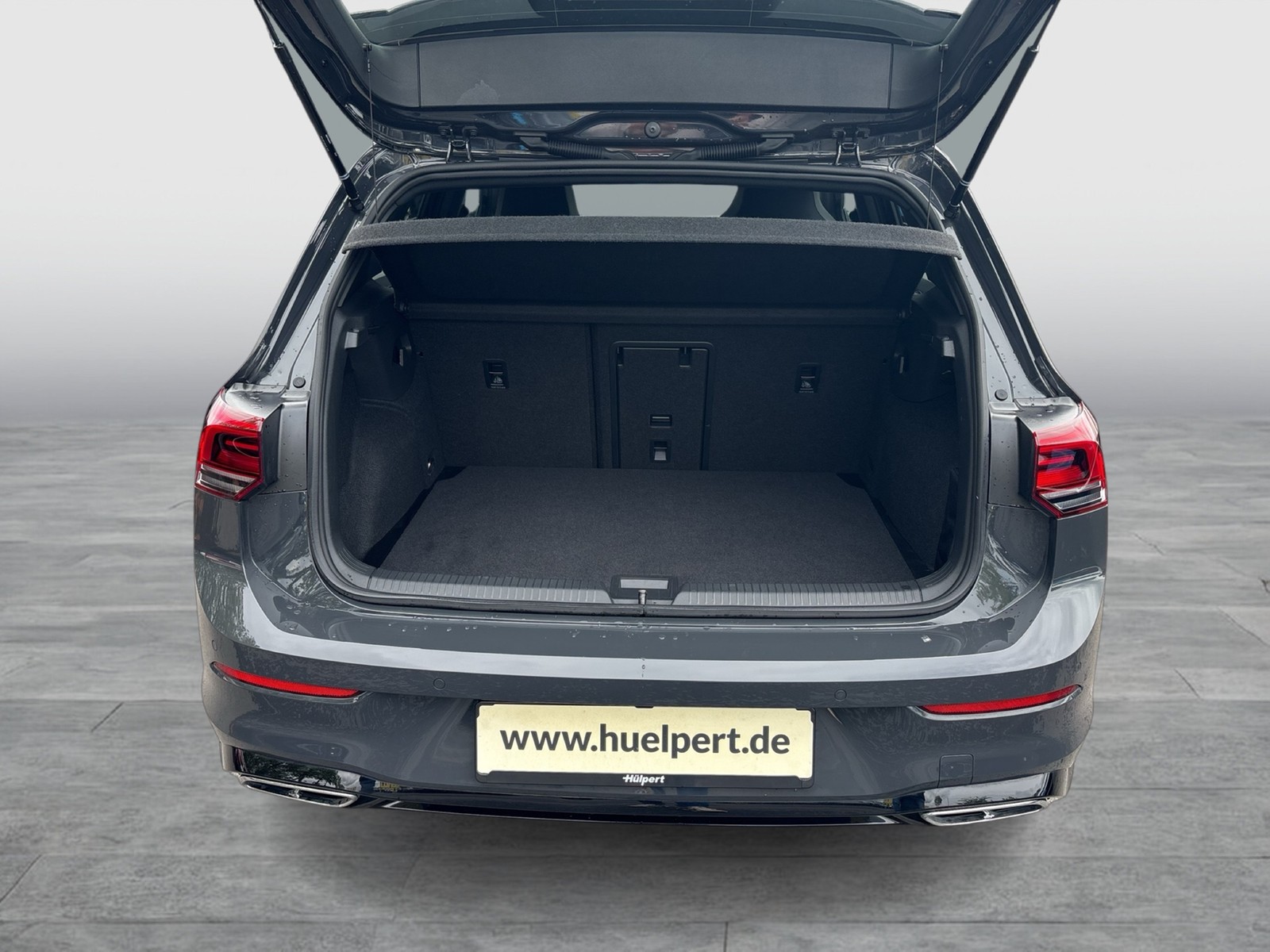 Volkswagen Golf VIII 1.5 eTSI R-LINE CAM ACC LED+ CARPLAY