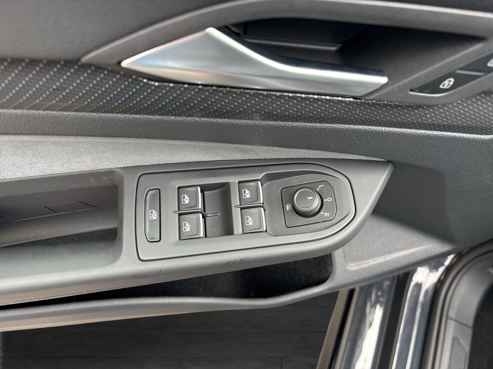 Volkswagen Golf VIII 1.5 eTSI R-LINE CAM ACC LED+ CARPLAY