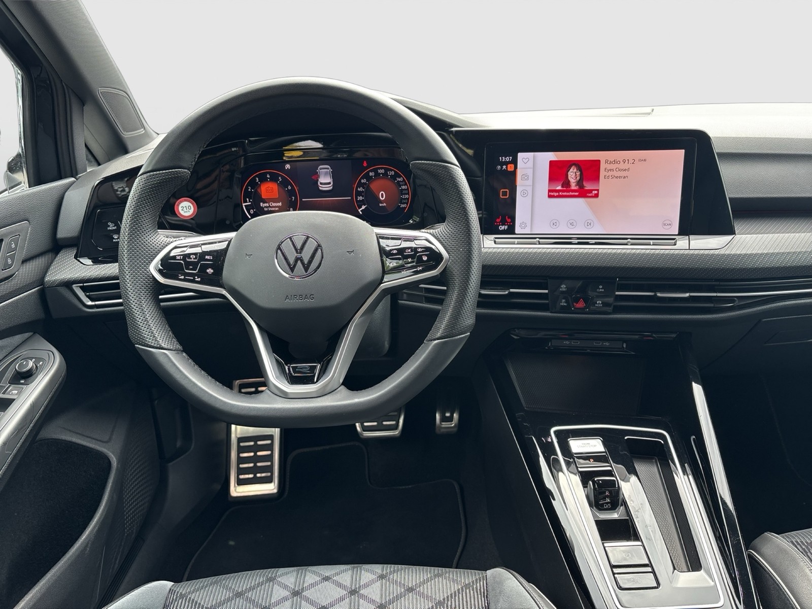 Volkswagen Golf VIII 1.5 eTSI R-LINE CAM ACC LED+ CARPLAY