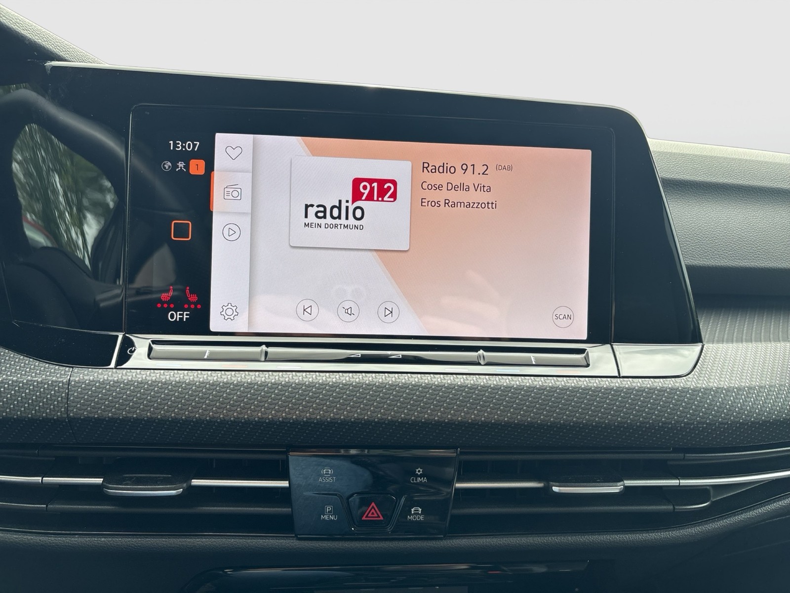 Volkswagen Golf VIII 1.5 eTSI R-LINE CAM ACC LED+ CARPLAY