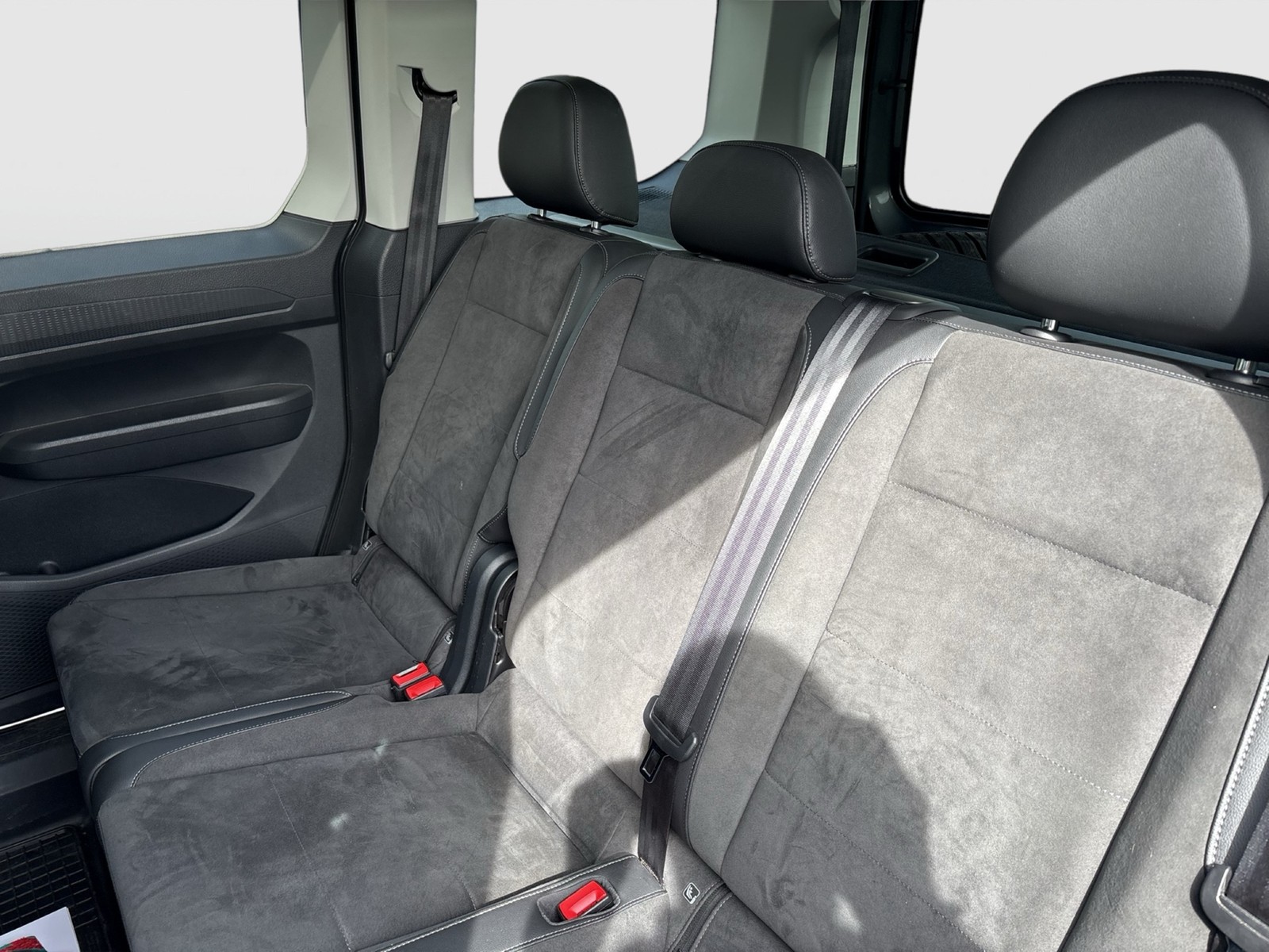 Volkswagen Caddy 1.5 STYLE 7SITZE PANO AHK LM17 CARPLAY