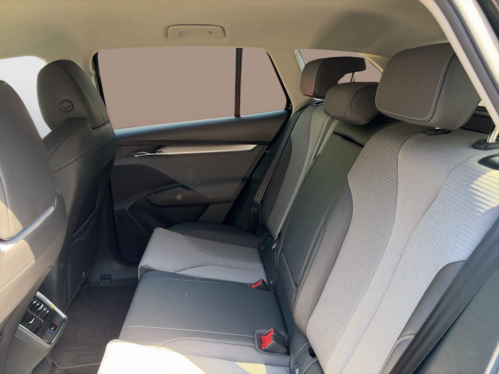 Skoda Enyaq 80 LOFT WÄRMEPUMPE AHK CAM LM19 MATRIX NAVI