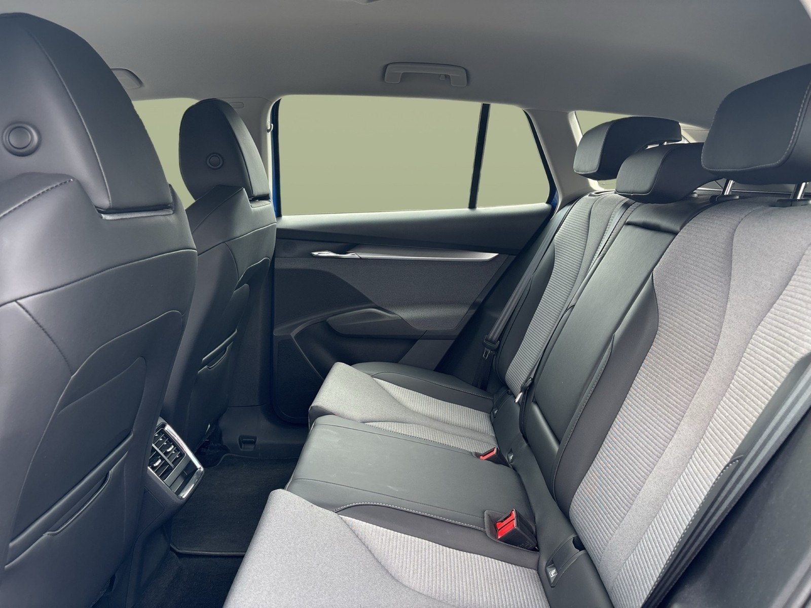 Skoda Enyaq 60 LOFT WÄRMEPUMPE CAM LM19 NAVI KEYLESSGO