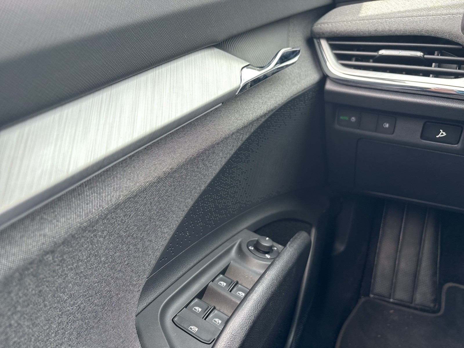 Skoda Enyaq 60 LOFT WÄRMEPUMPE CAM LM19 NAVI KEYLESSGO